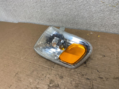 2000 to 2001 Toyota Corolla Left Driver Side Corner Marker Turn Signal Z3690 PS1