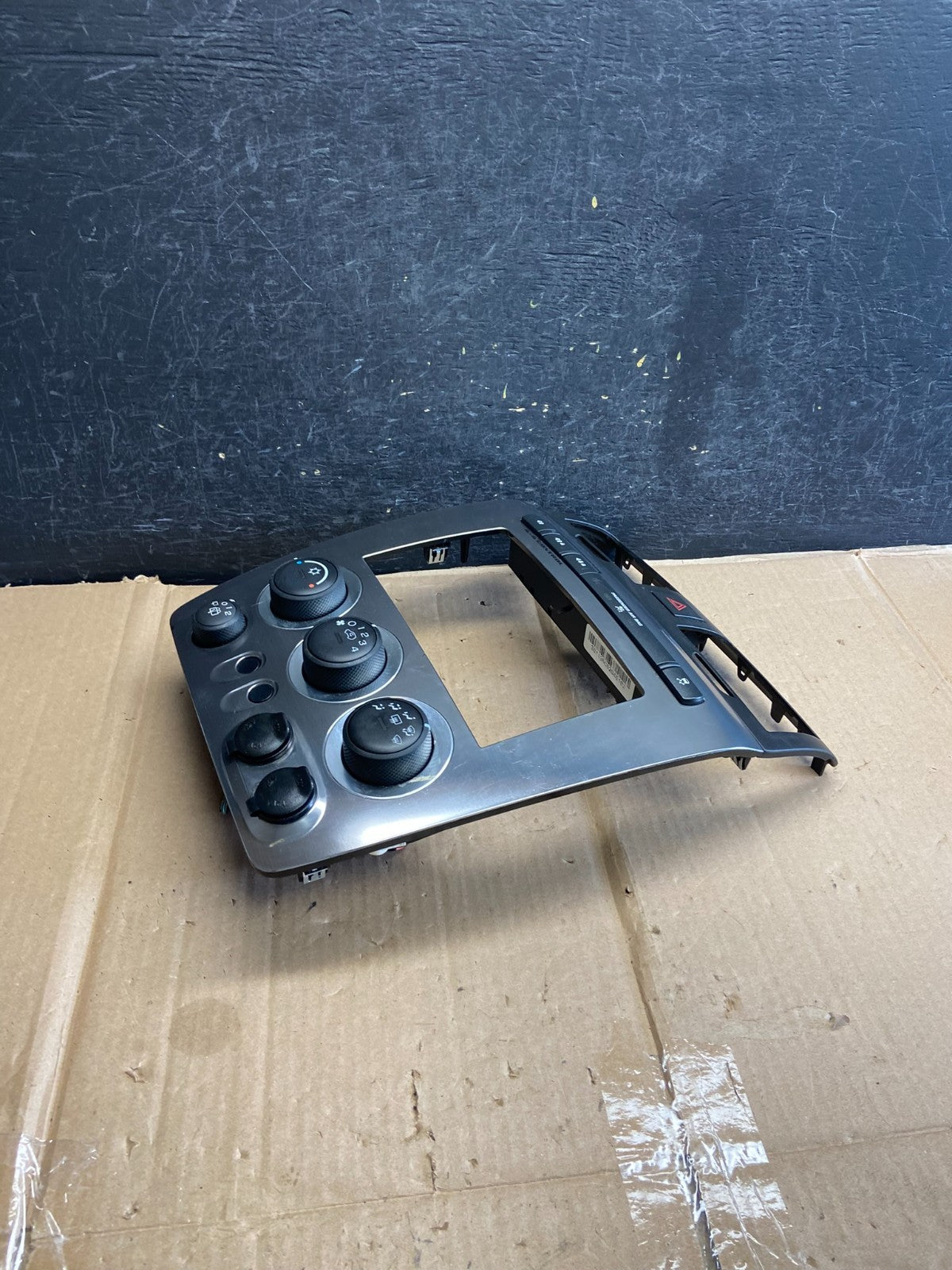 2006 to 2010 Hummer H3 Center Cosnole A/C Climate Control Radio Bezel AH5579 DW2