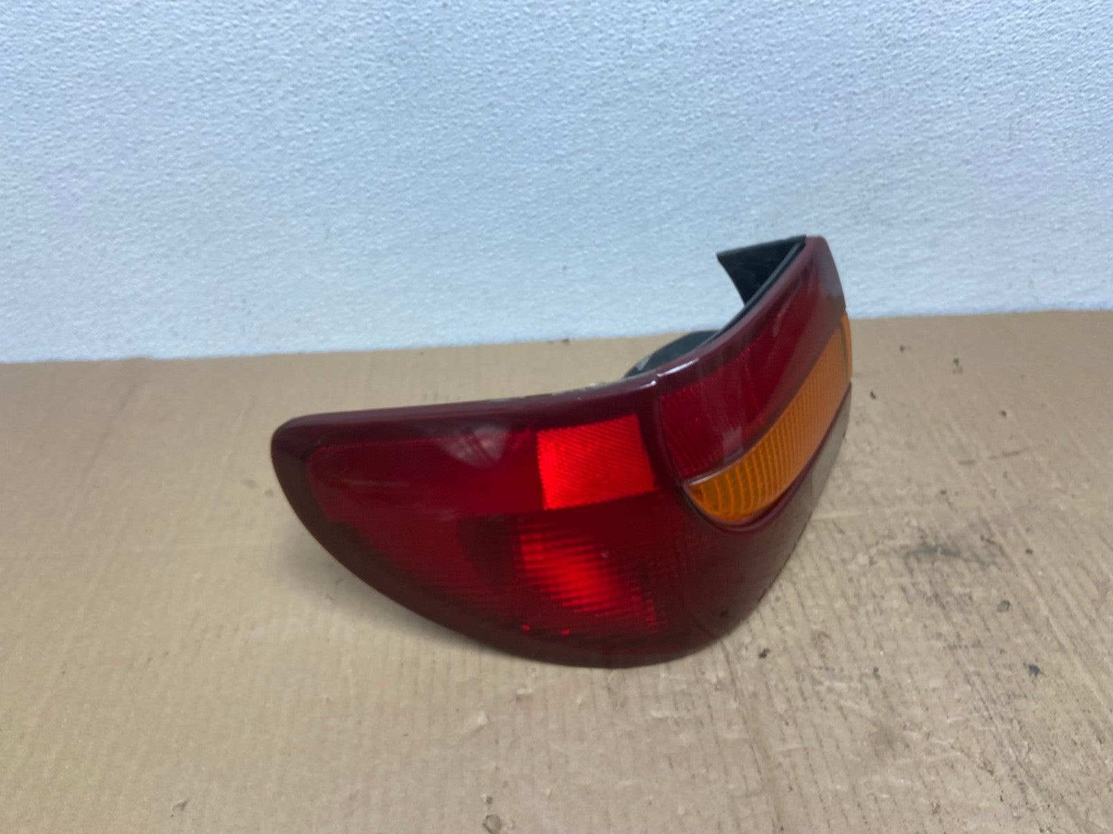 2000-2002 Saturn SL S-Series Left Driver LH Side Tail Light AB8278 LK2
