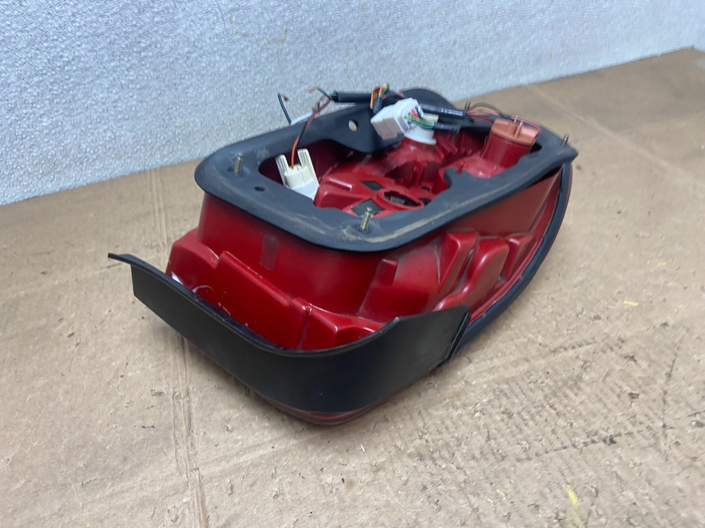 2002 - 2005 Hyundai Sonata Right Passenger RH Side Tail Light OEM Y6799 DW5