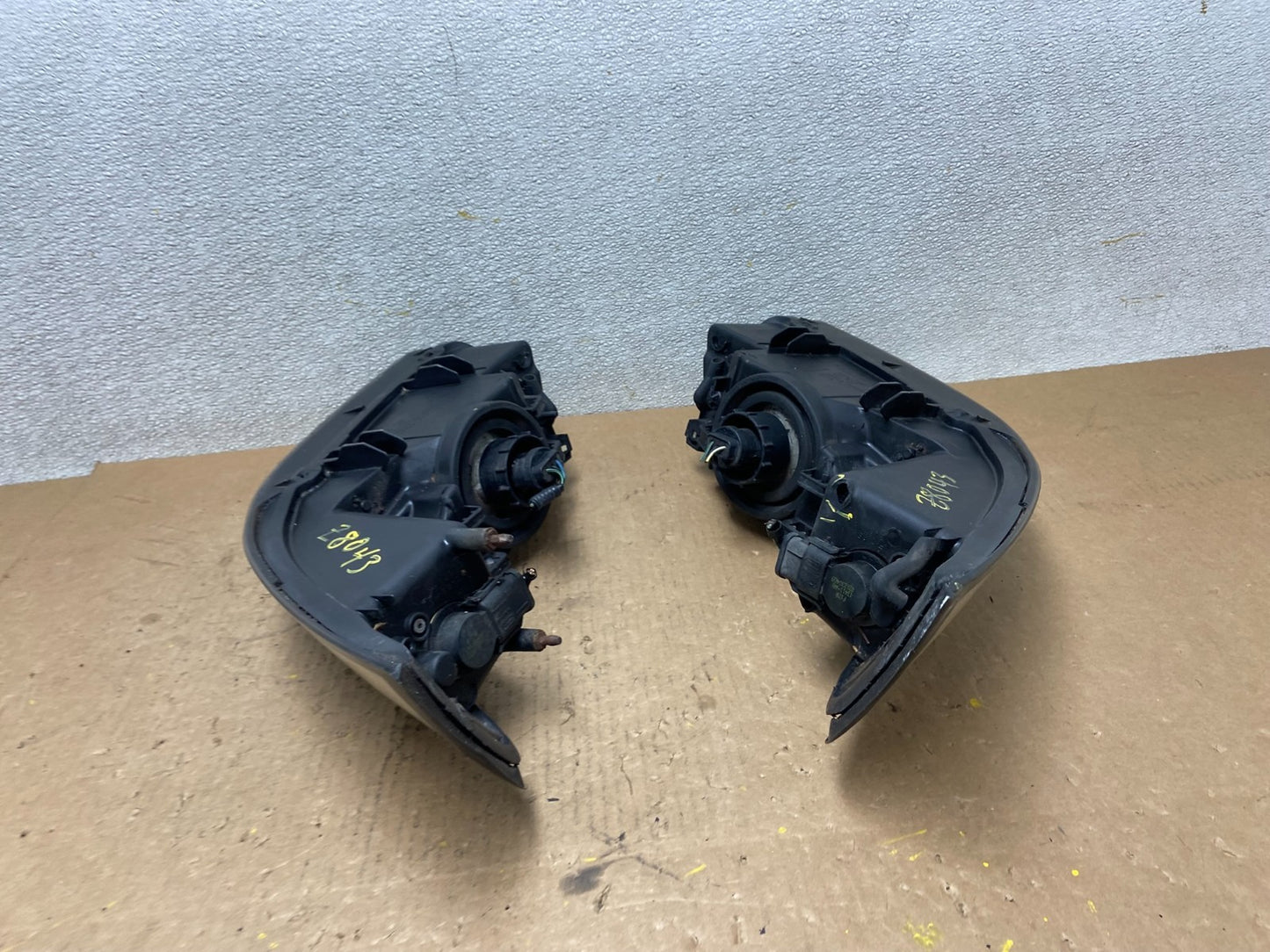 1999 to 2004 Ford Mustang Left+Right Set Side Black Headlights Z8043 DW10
