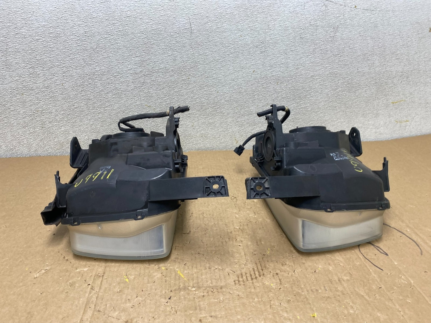 2003 to 2006 Honda Element Left+Right Side Headlights U9911 DW11