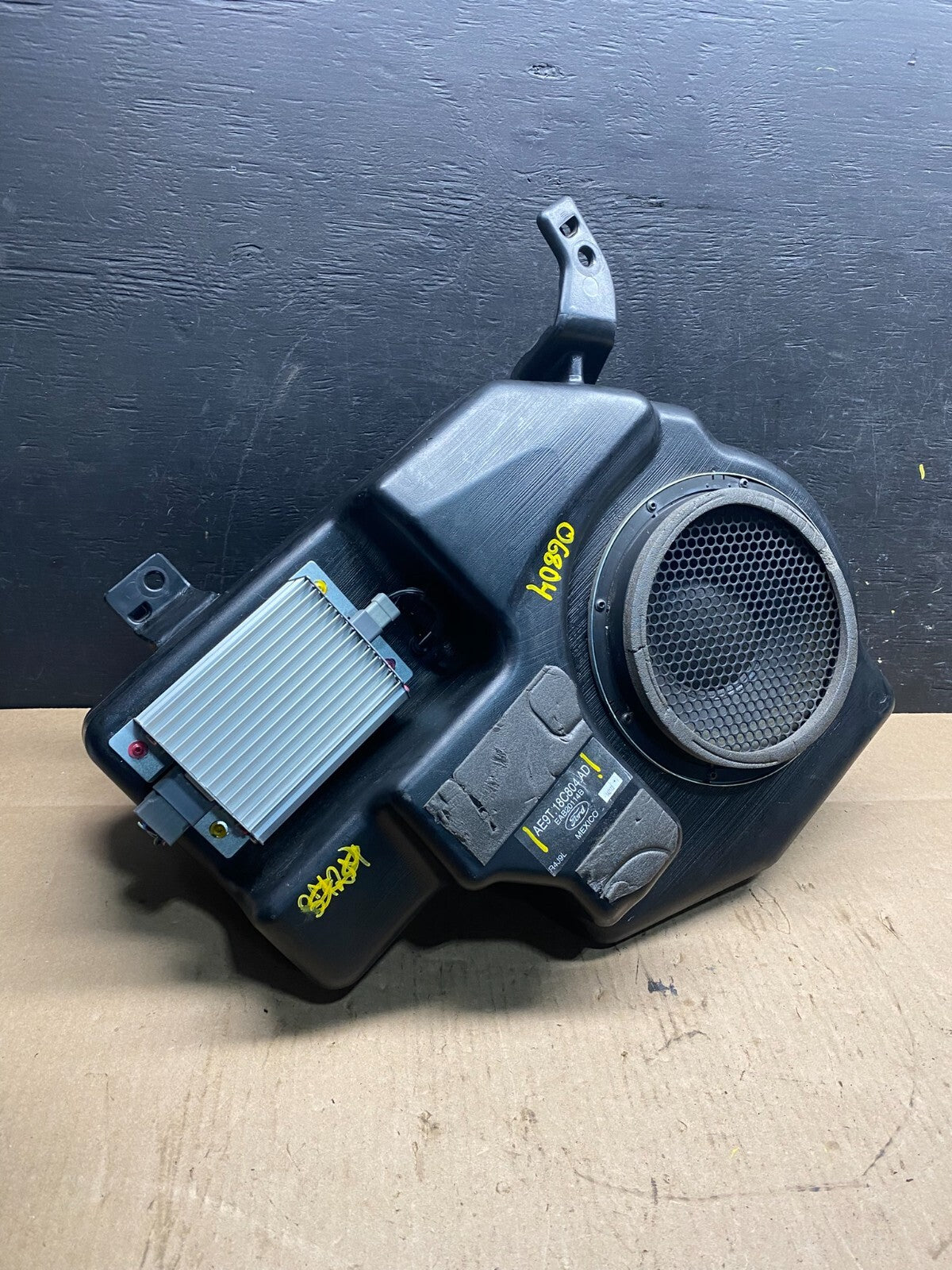 2010 to 2019 Lincoln MKT Subwoofer Speaker W/ Radio Audio Amplifier o6804 DG5