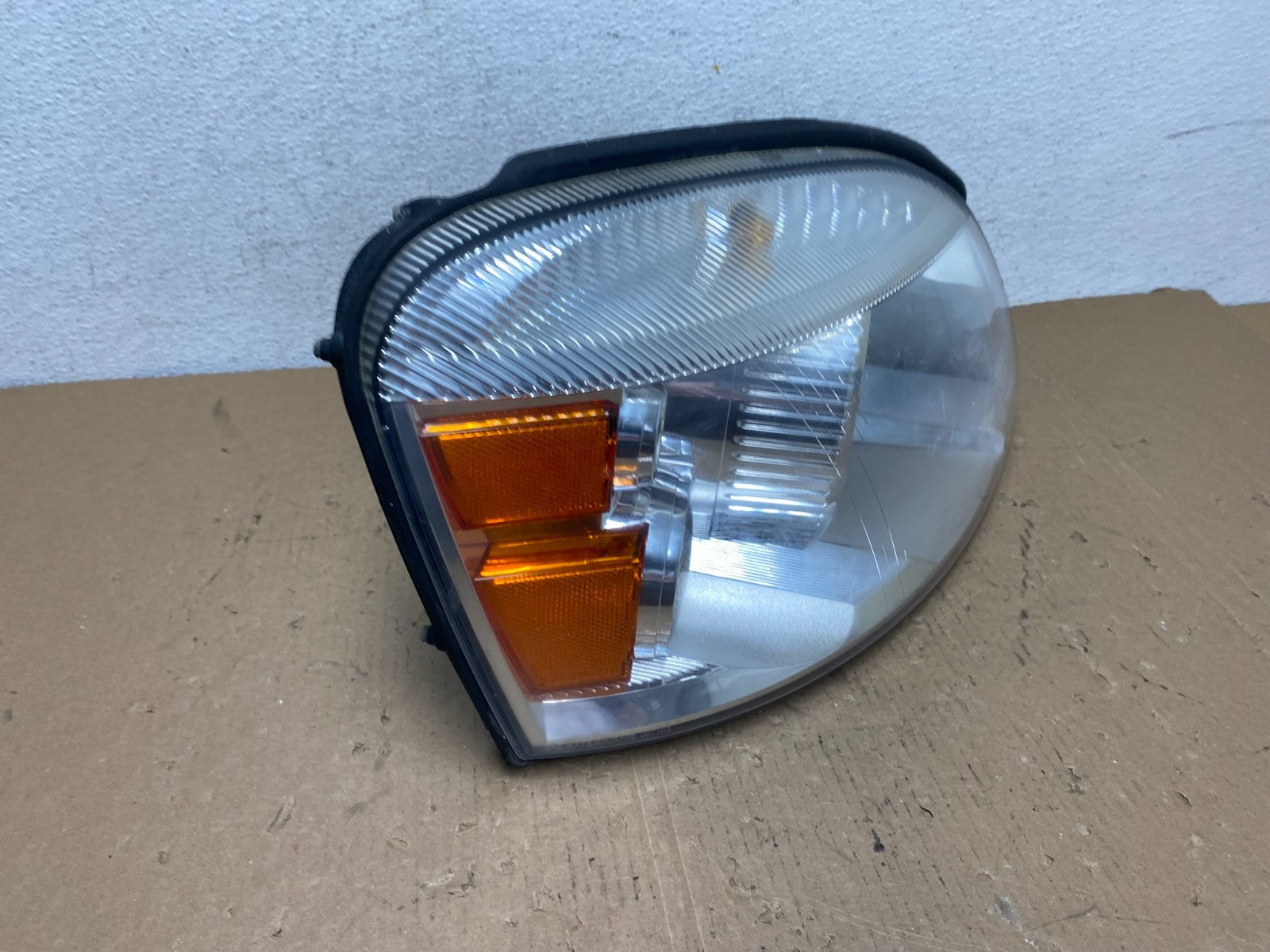 2004 - 2007 Ford Freestar Right Passenger RH Side Headlight Halogen AD8095 DW2