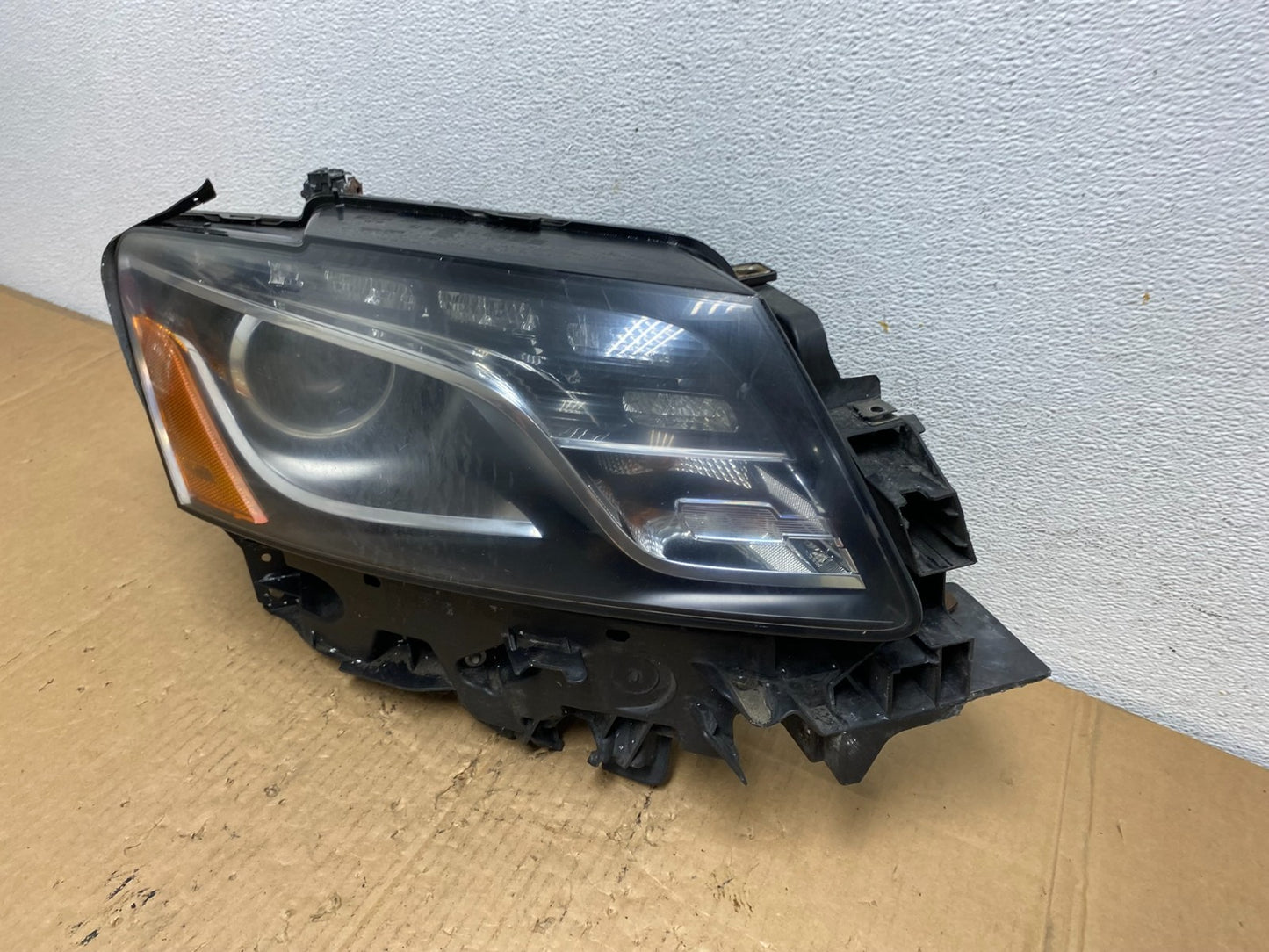 2009 to 2012 Audi Q5 Right Passenger RH Side Xenon HID Headlight AD1075 DW1