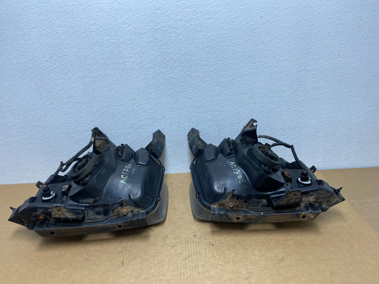 2003 to 2006 Honda Element Left+Right Side Black Headlights AC1794 DW7