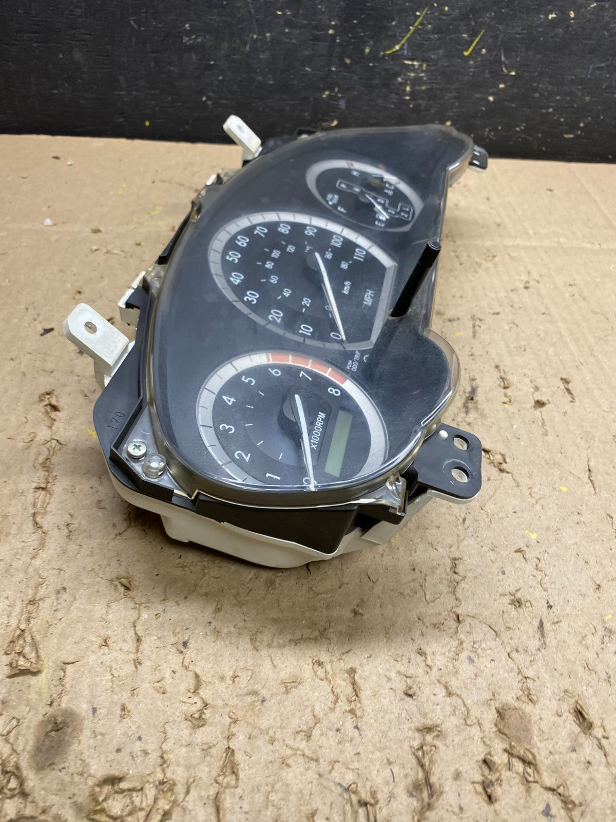 2004 2005 Toyota Sienna Speedometer Cluster Gauge U5570 DG3