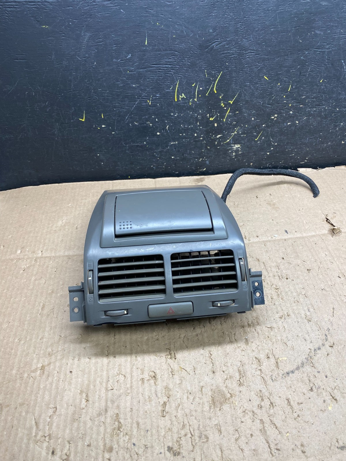 2007 to 2013 Suzuki Grand Vitara Center Console Air Vent Oem y7856  DG0