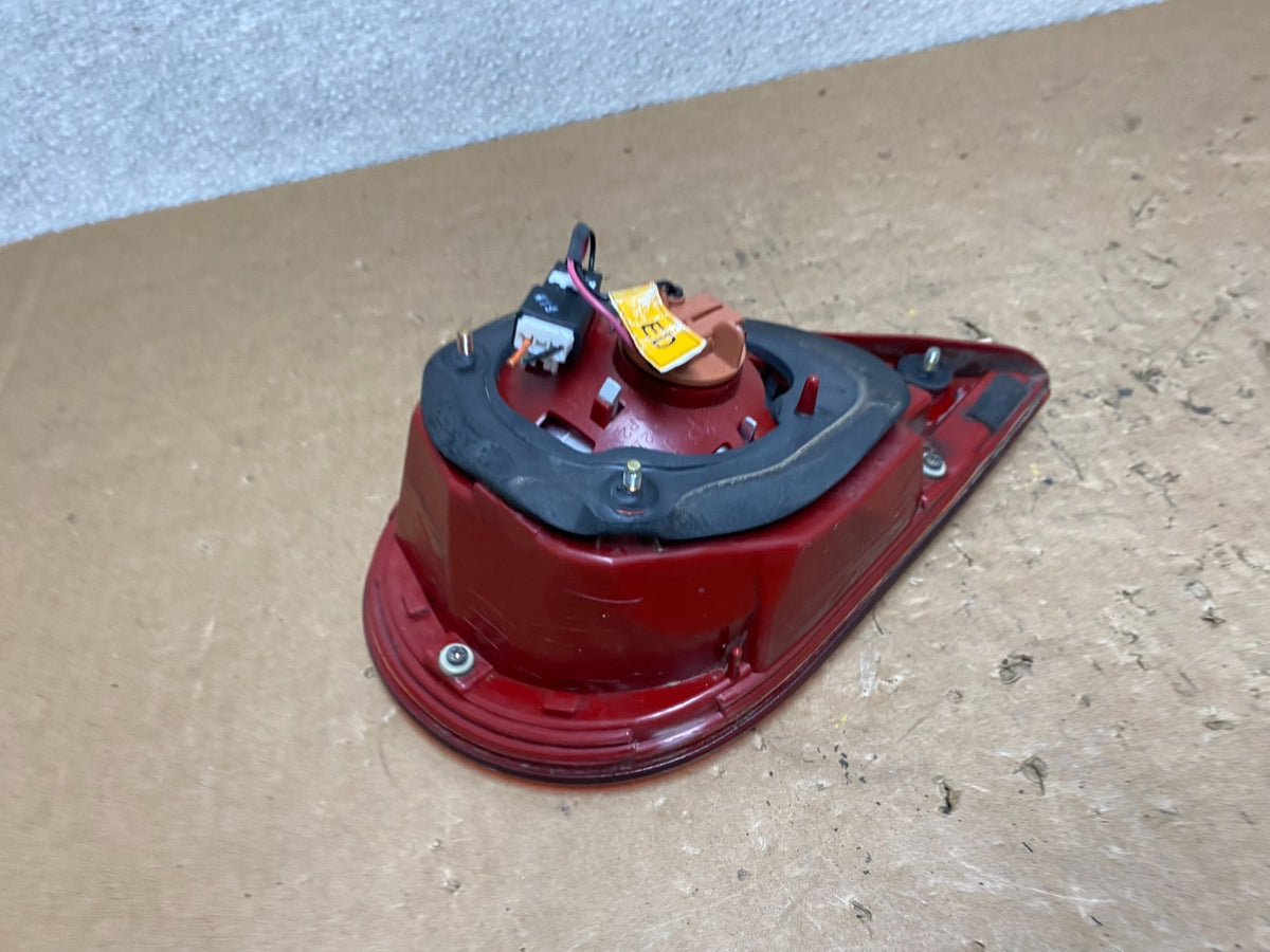 2004 2005 2006 Kia Amanti Right Passenger Side Tail Light Inner V5595 DW4