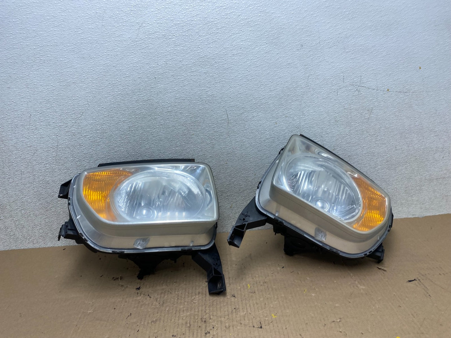 2003 to 2006 Honda Element Left+Right Side Headlights R8263 DW0