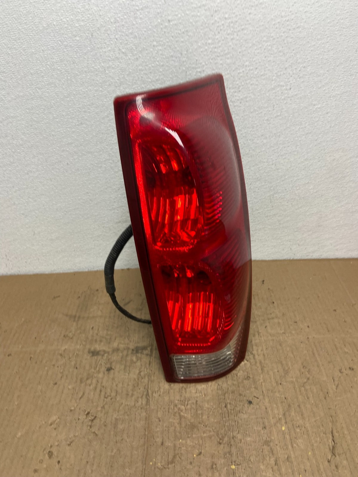 2002 - 2006 Chevrolet Avalanche Right Passenger Rh Side Tail Light OEM AB8539 DW2