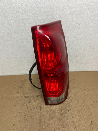 2002 - 2006 Chevrolet Avalanche Right Passenger Rh Side Tail Light OEM AB8539 DW2