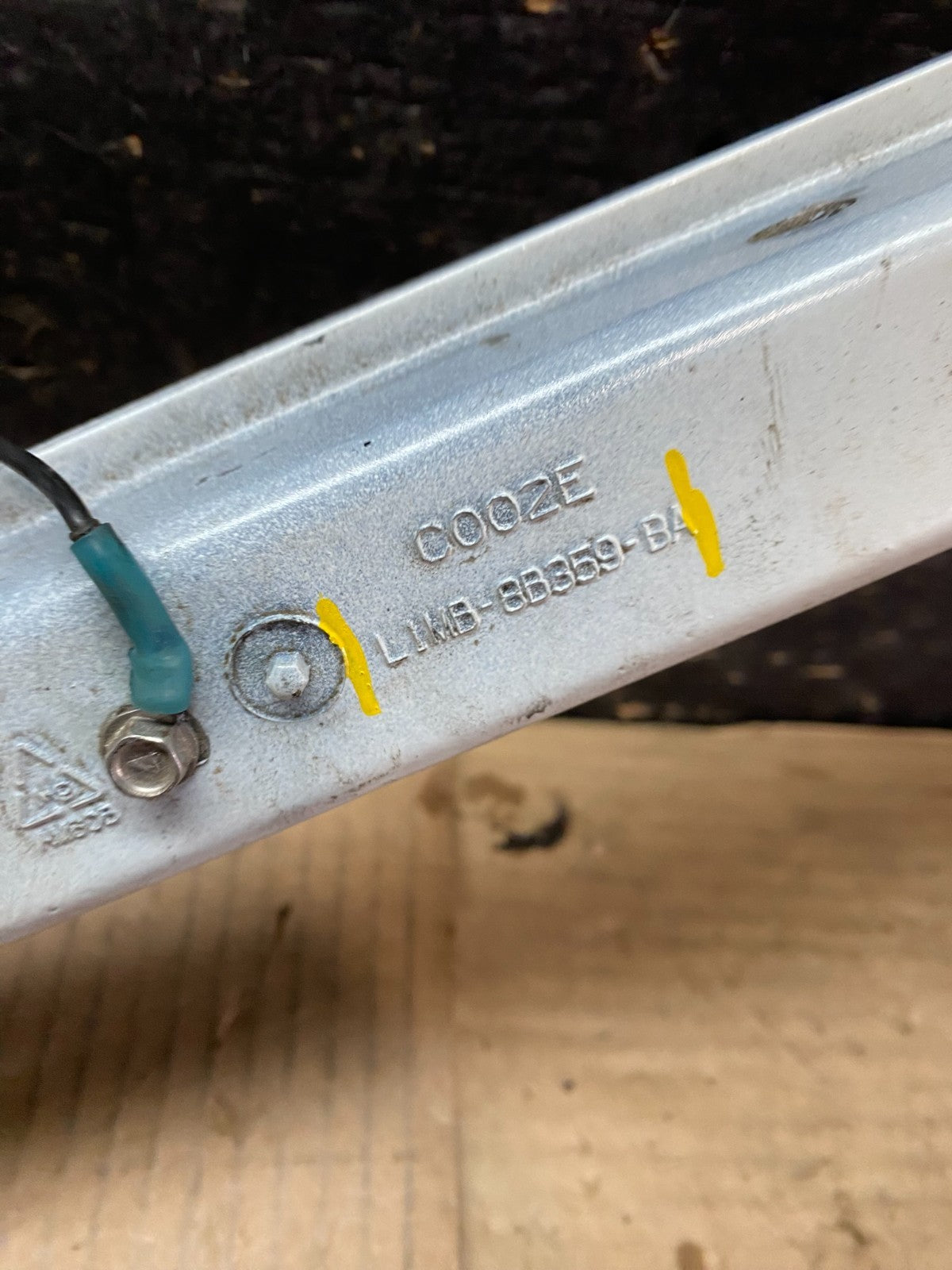2020 to 2023 Ford Explorer Right RH Upper Tic Bar Oem w6015 DG11