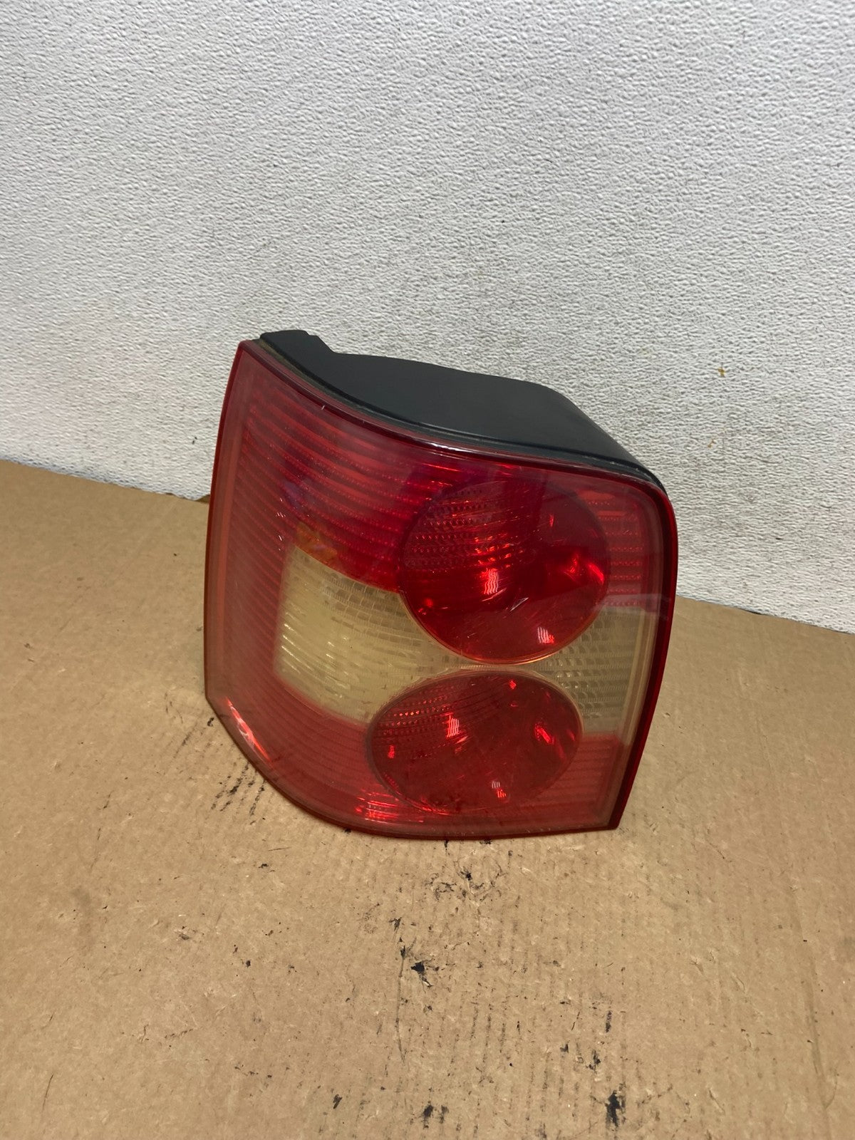 2000 to 2005 Volkswagen Passat B5 Wagon Left Driver Side Tail Light AG2097 DW0