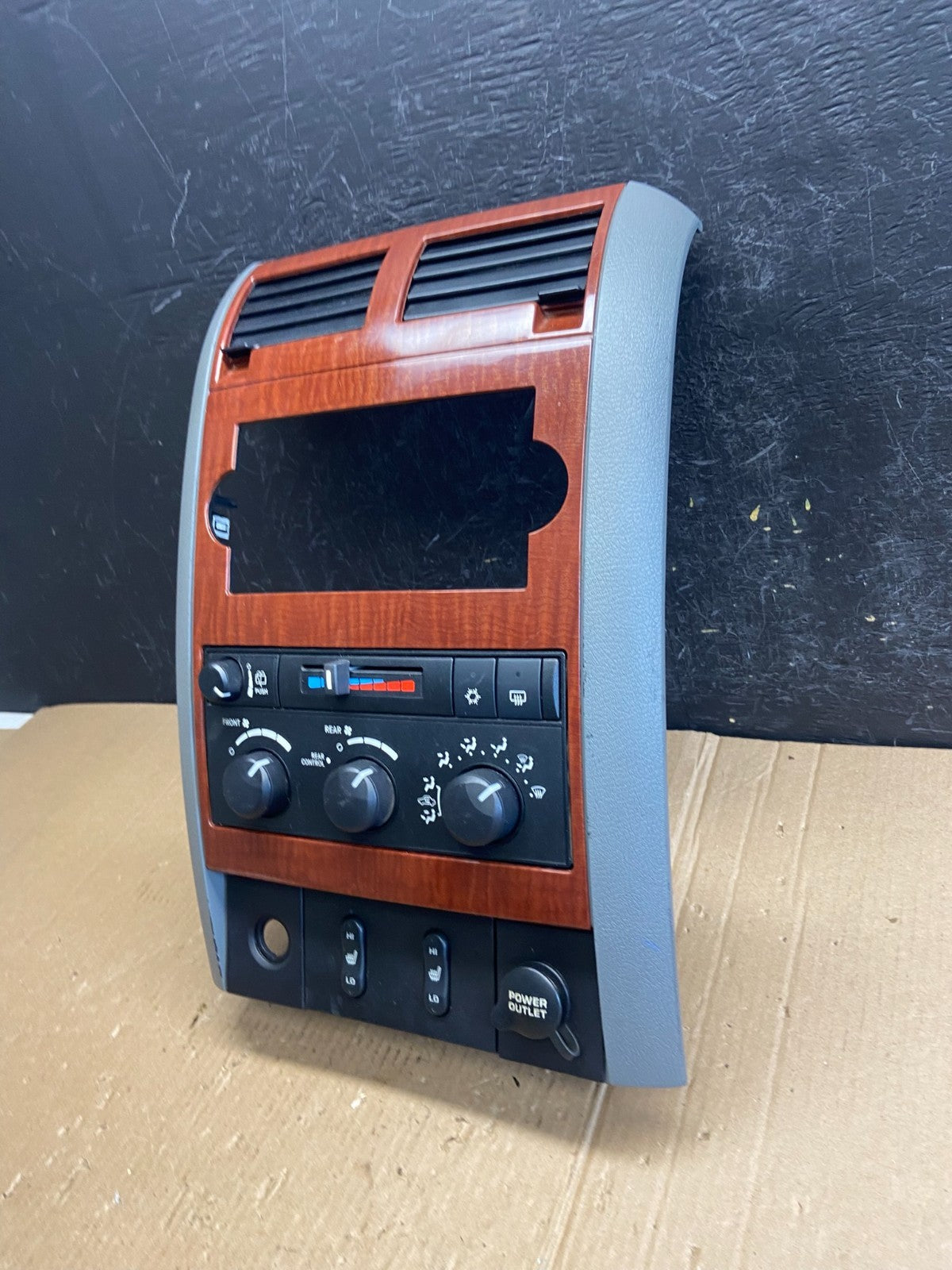 2007-2009 Chrysler Aspen Heat Climate Temperature Control Radio Bezel AE3976 DG1