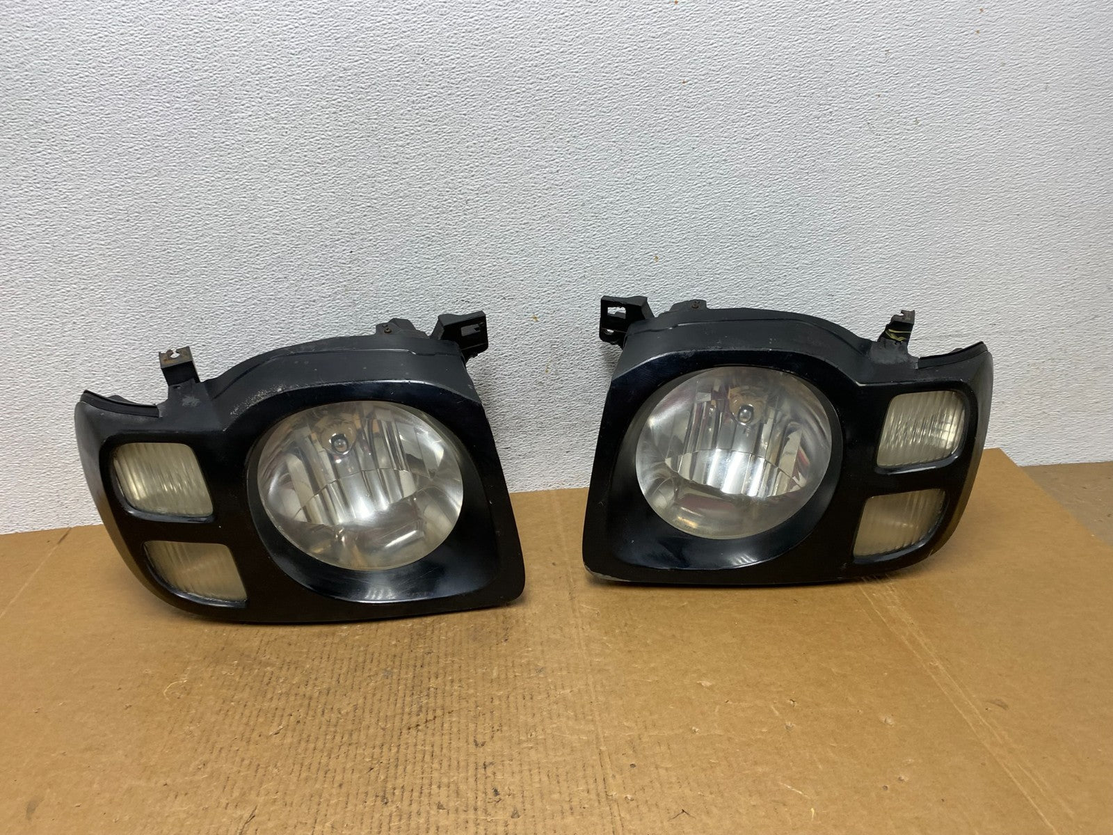 2002 2003 2004 Nissan Xterra Left+Right Side Headlights AE0510 DW0