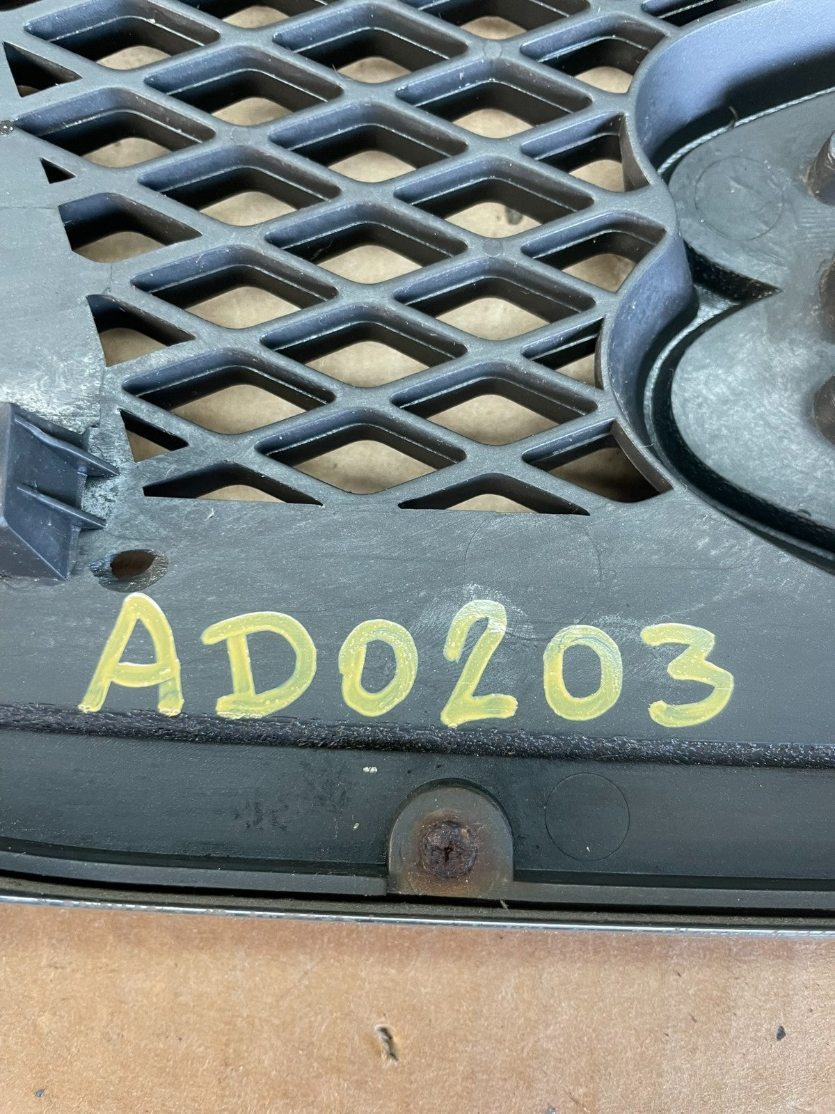 2004 to 2006 Suzuki Verona Front Grill Grille AD02035