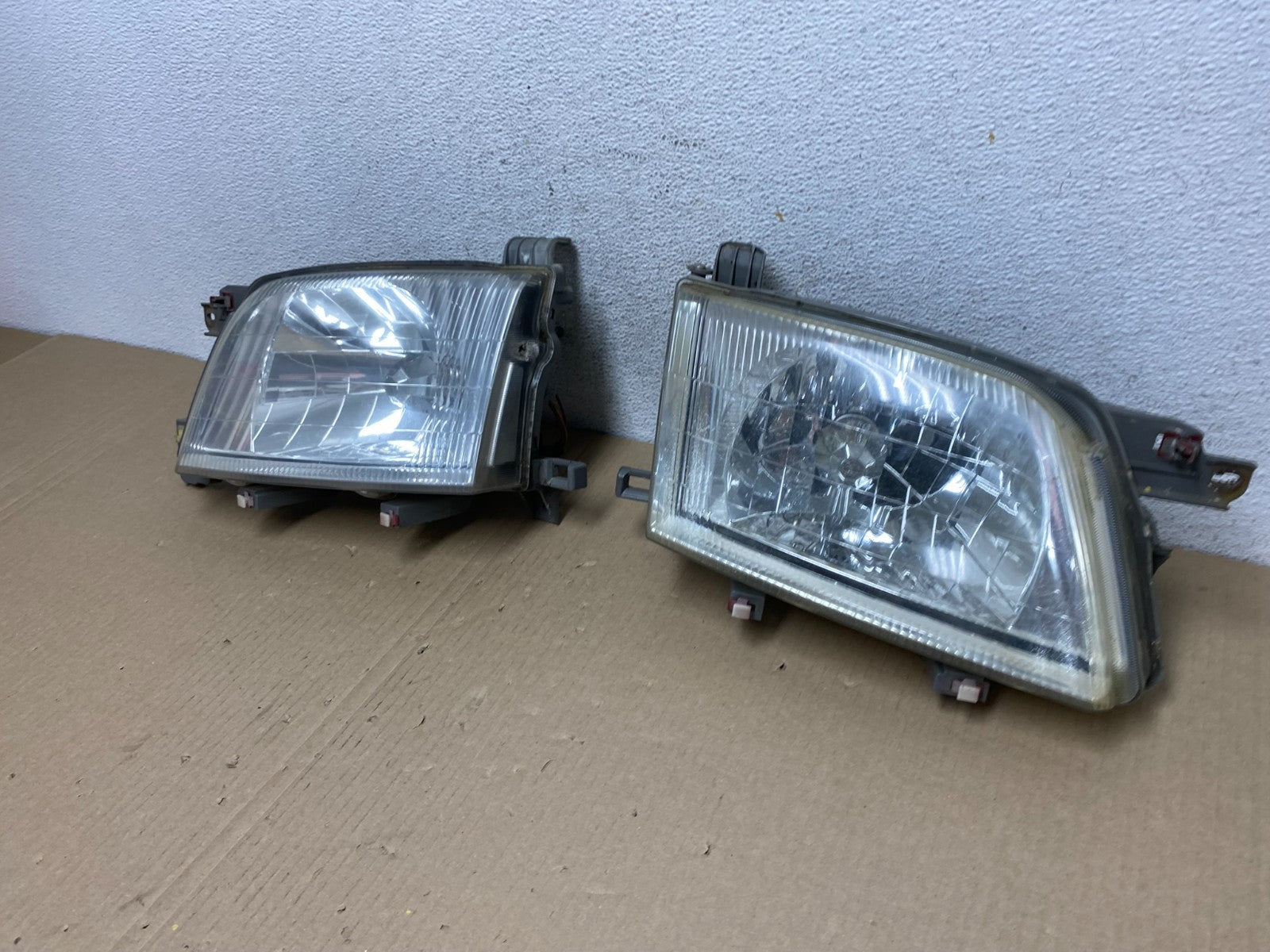 2001 to 2002 Subaru Forester Left+Right Halogen Headlights AE9488 DW1