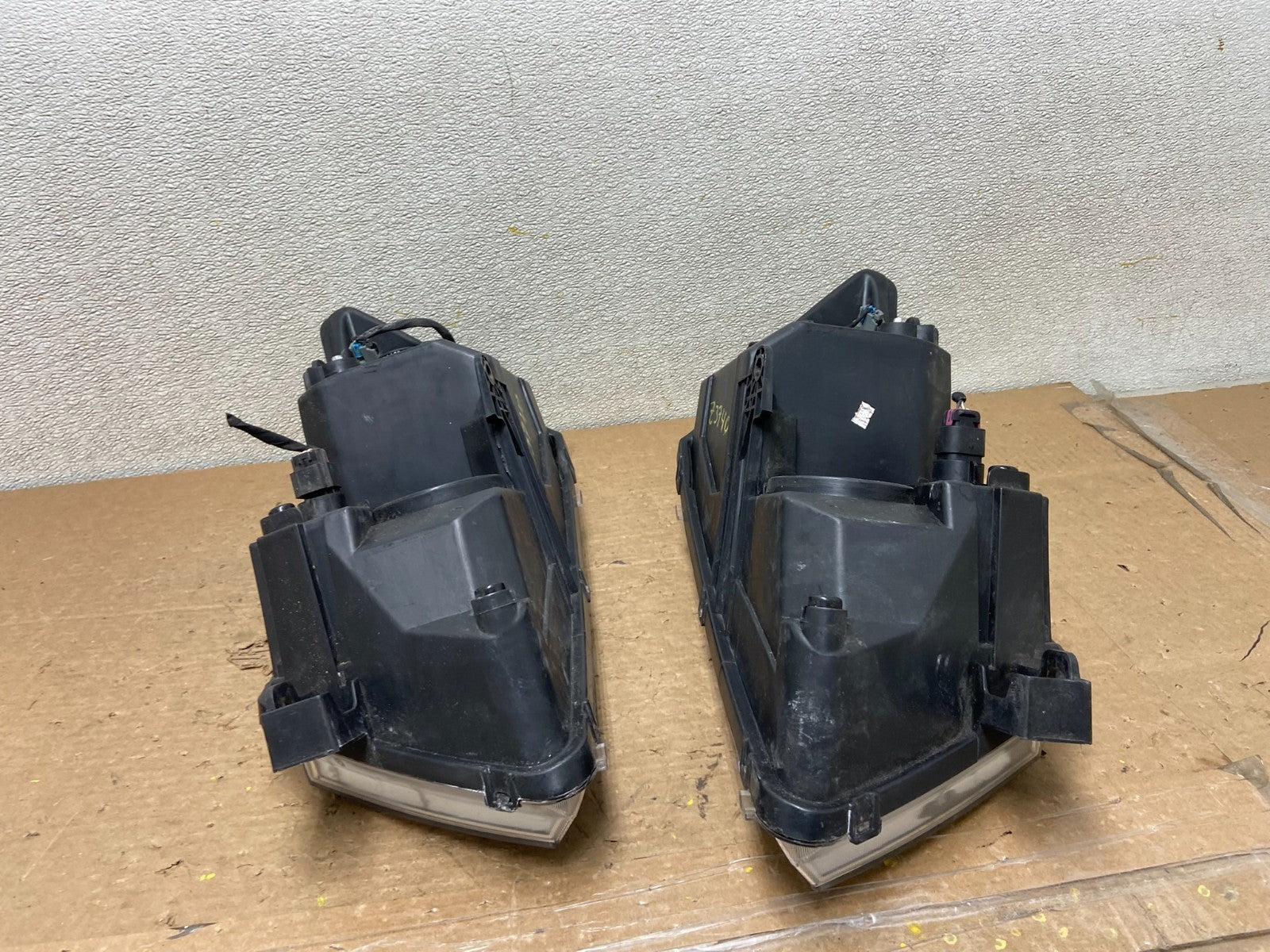 2009 to 2017 Dodge Journey Headlights Left+Right Set Halogen Z3740 PS10