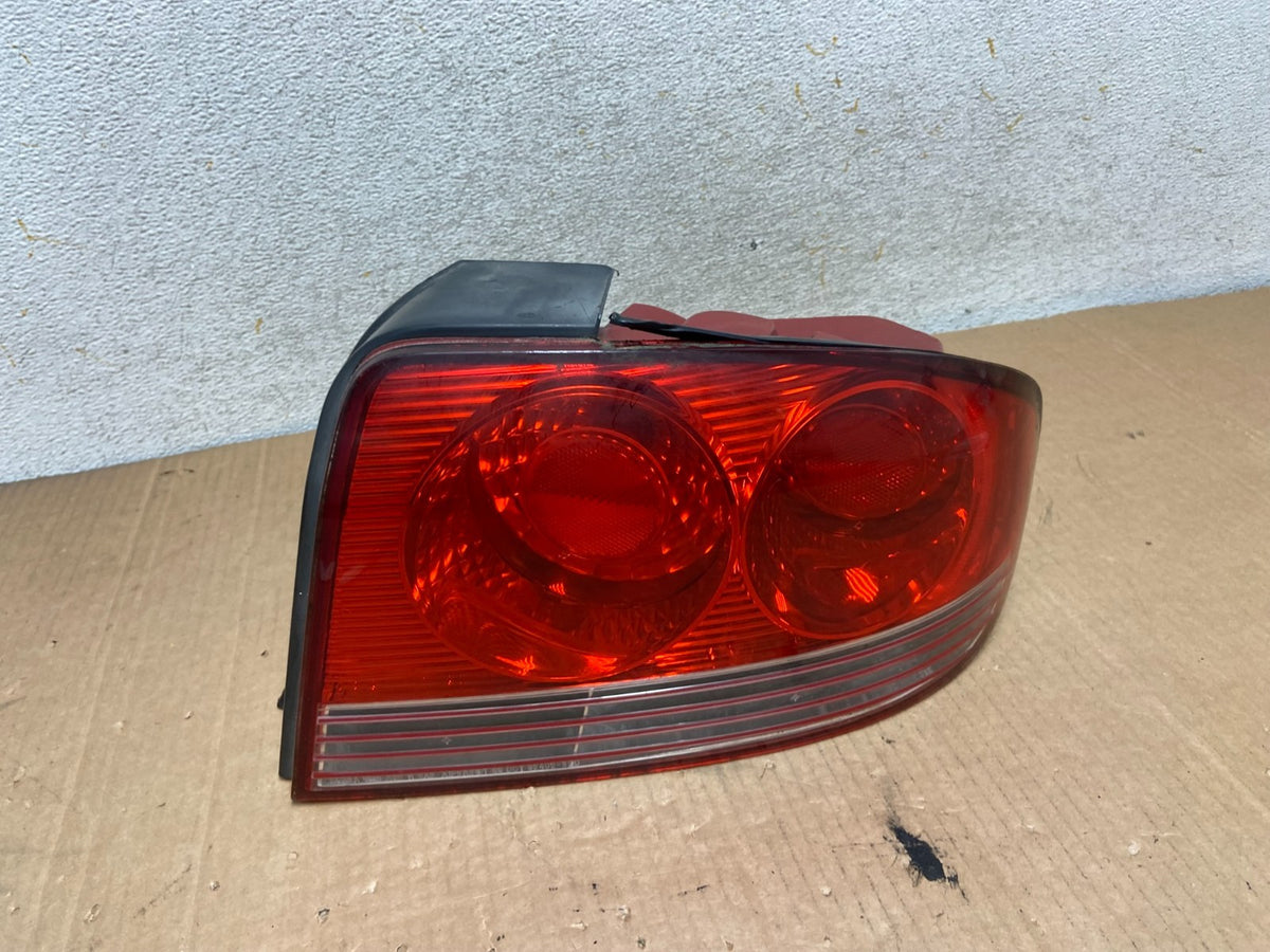 2002 - 2005 Hyundai Sonata Right Passenger RH Side Tail Light AI8761 LK0