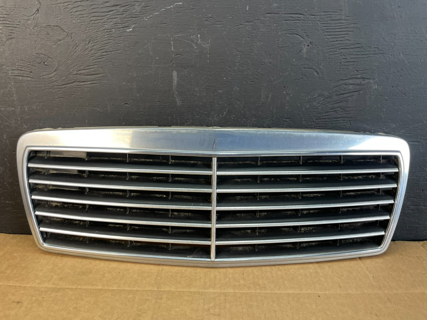 1996 to 1999 Mercedes Benz E320 Front Grill Grill 2108880123 AC5176 DG0
