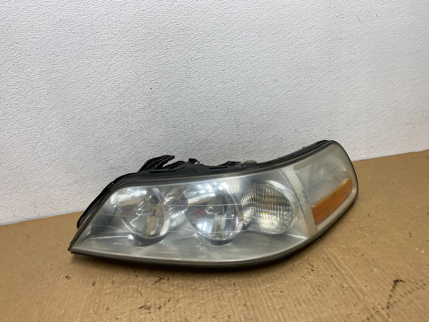 2005 to 2011 Lincoln Town Car Left Driver LH Side Headlight AC8133 DW0