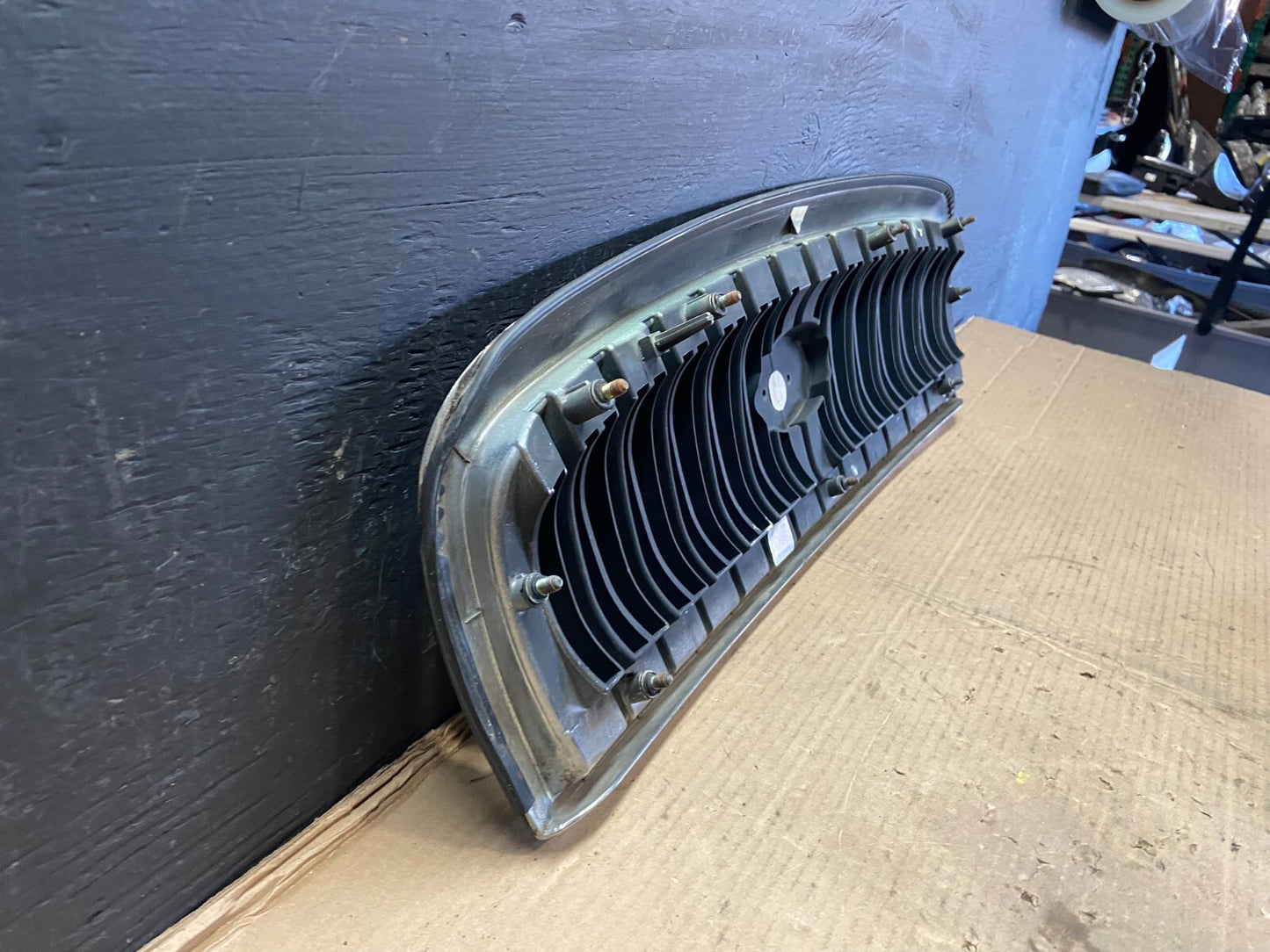 2001 to 2005 Hyundai Sonata Front Upper Grille Grill Bumper E7977 OEM DG16
