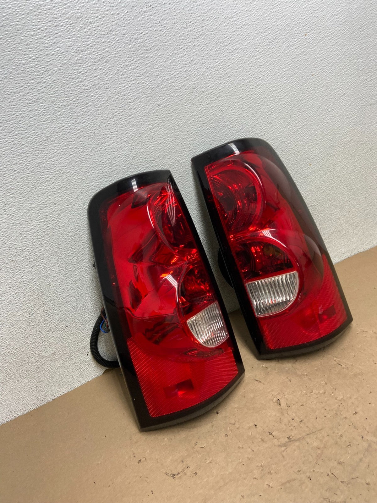 2003-2006 Chevrolet Silverado Left + Right Side Tail lights AG4279 LK2