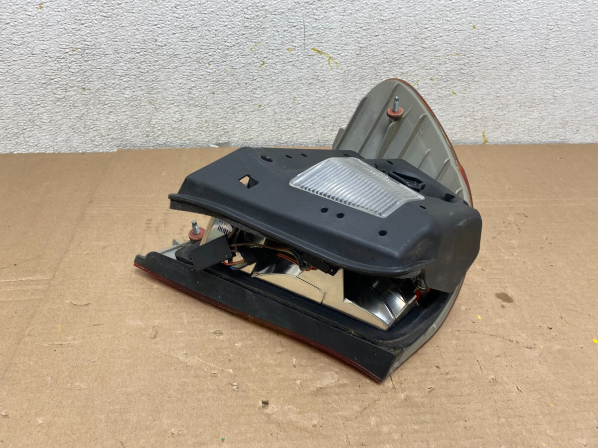 2002-2005 Bmw E46 325i 328i Right Passenger Side Tail Light N7714 DW5