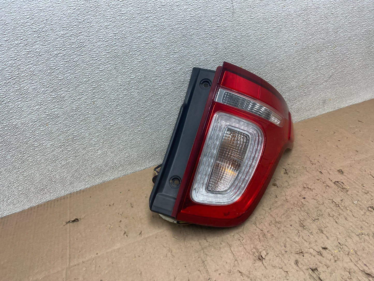 2011-2015 Ford Explorer Police Package Right Passenger Side Tail light Y4881 DW2