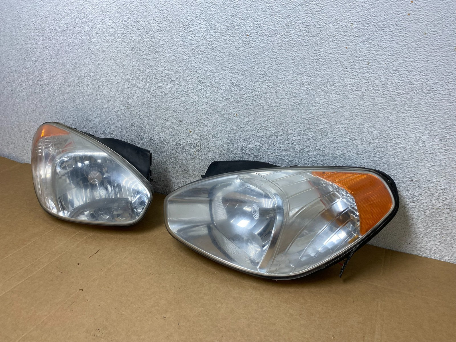 2006 to 2011 Hyundai Accent Sedan Left+Right Halogen Headlights AD5282 DW1