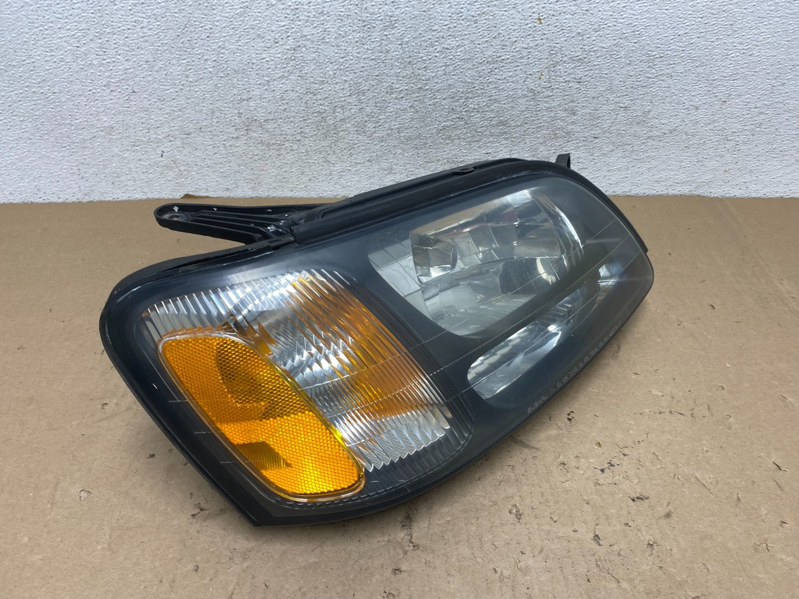2001 to 2004 Subaru Legacy Outback Right Passenger Rh Headlight AG4371 DW2