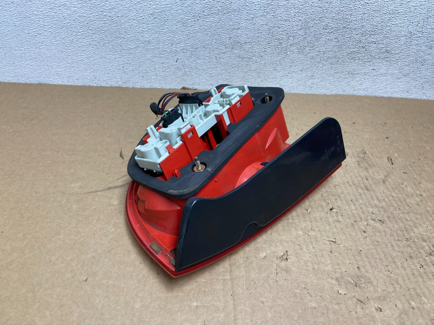 2001 to 2005 Volkswagen Left Driver LH Side Tail Light AG05684