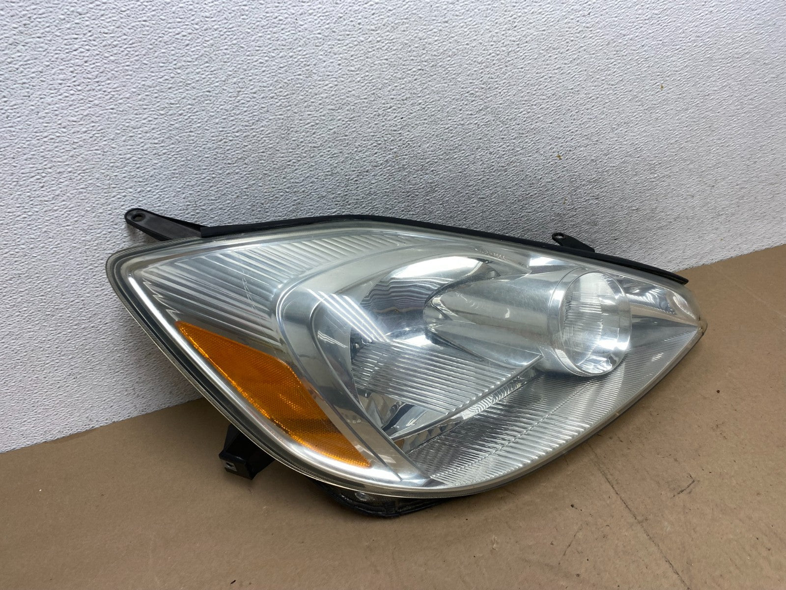 2004-2005 Toyota Sienna Right Passenger Halogen Headlight AG4549 DW2
