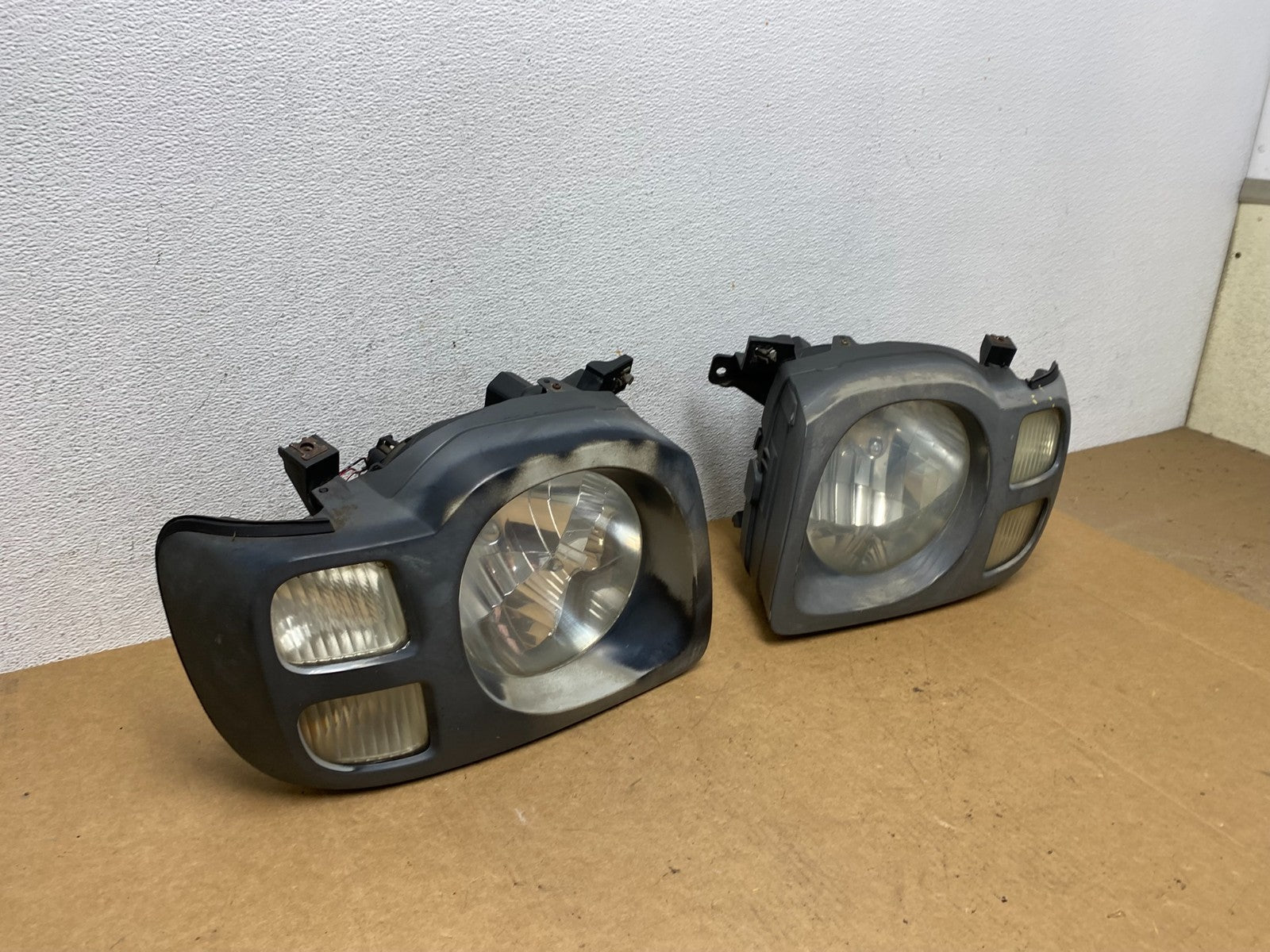 2002 2003 2004 Nissan Xterra Left+Right Side Headlights AE3089 DW2