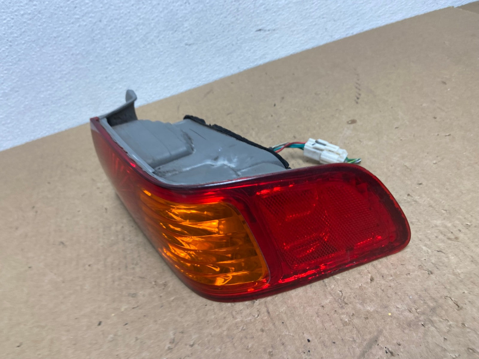 2000 to 2001 Toyota Camry Right Passenger Rh Tail Light OEM AC1323 LK1