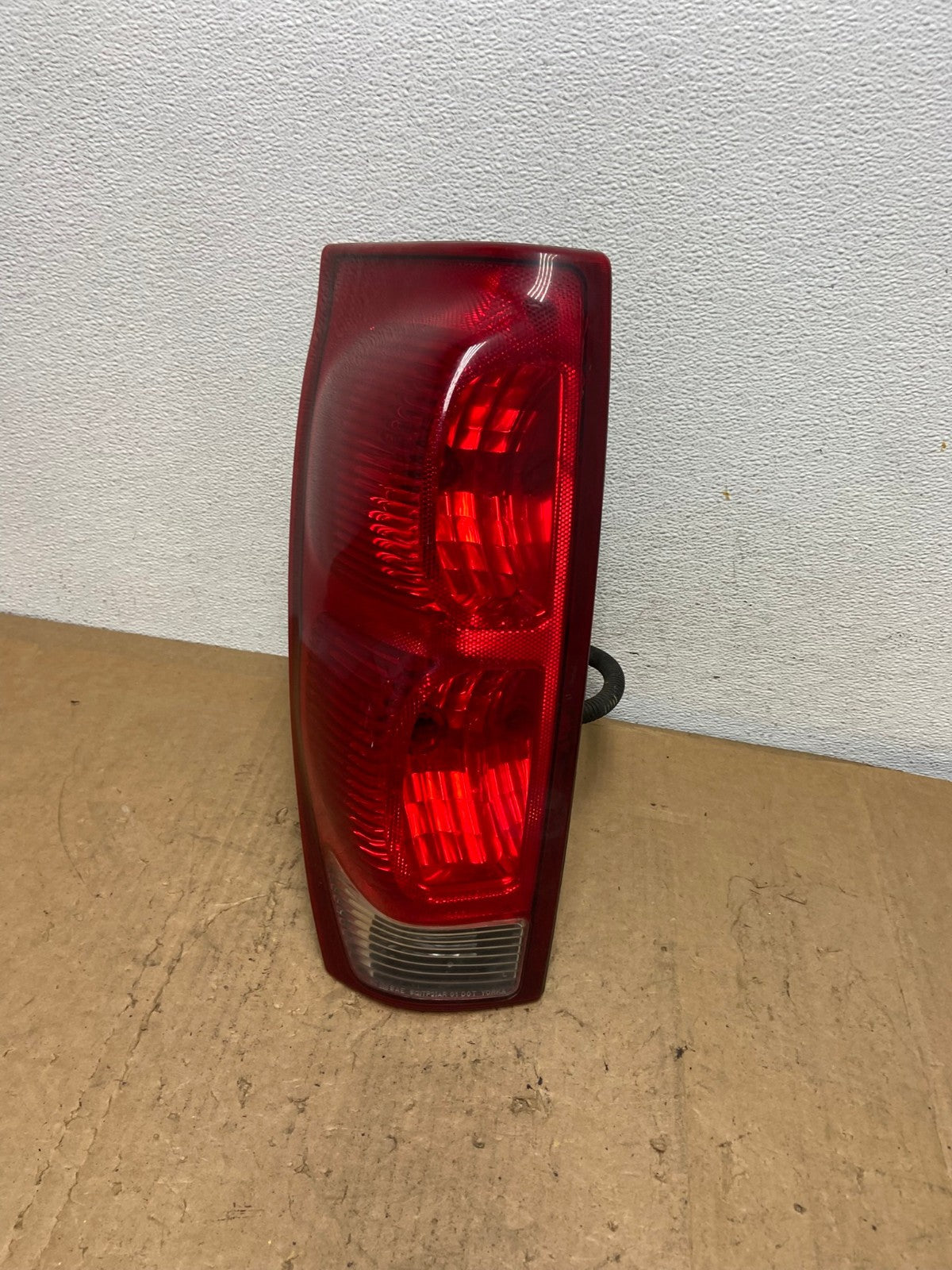 2002 to 2006 Chevrolet Avalanche Left Driver LH Tail Light AD0599 LK0