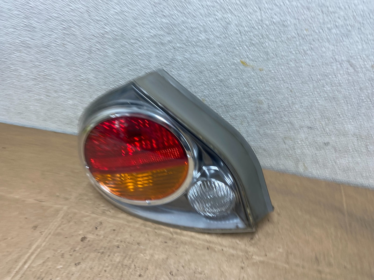 2002 2003 Nissan Maxima Left Driver Lh Side Tail Light Y5809 DG1