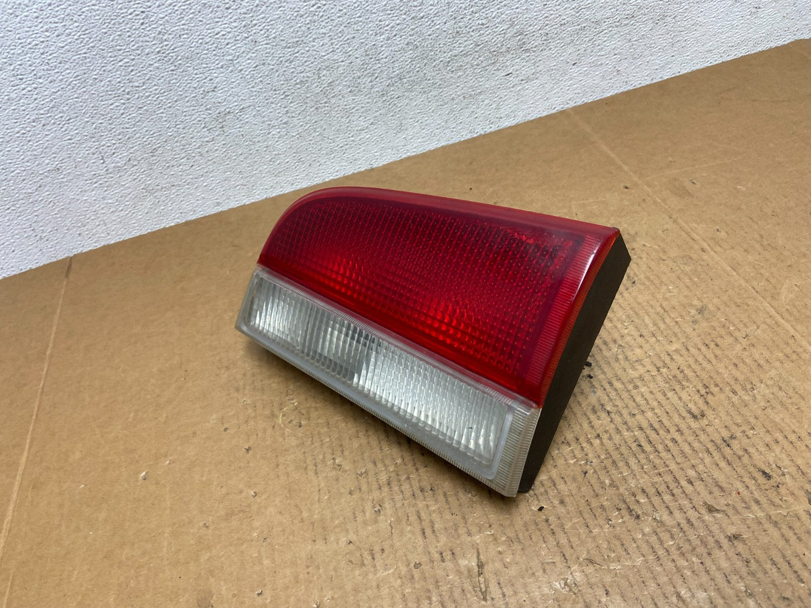 1992 to 1995 Pontiac Bonneville Right Passenger Inner Tail Light AE0353 DG1