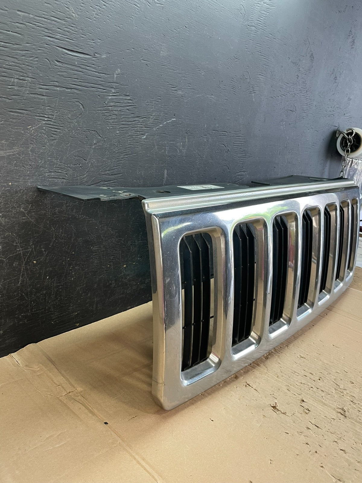 2006 to 2010 Jeep Commander Front Upper Grill Grille ad8262 DG2