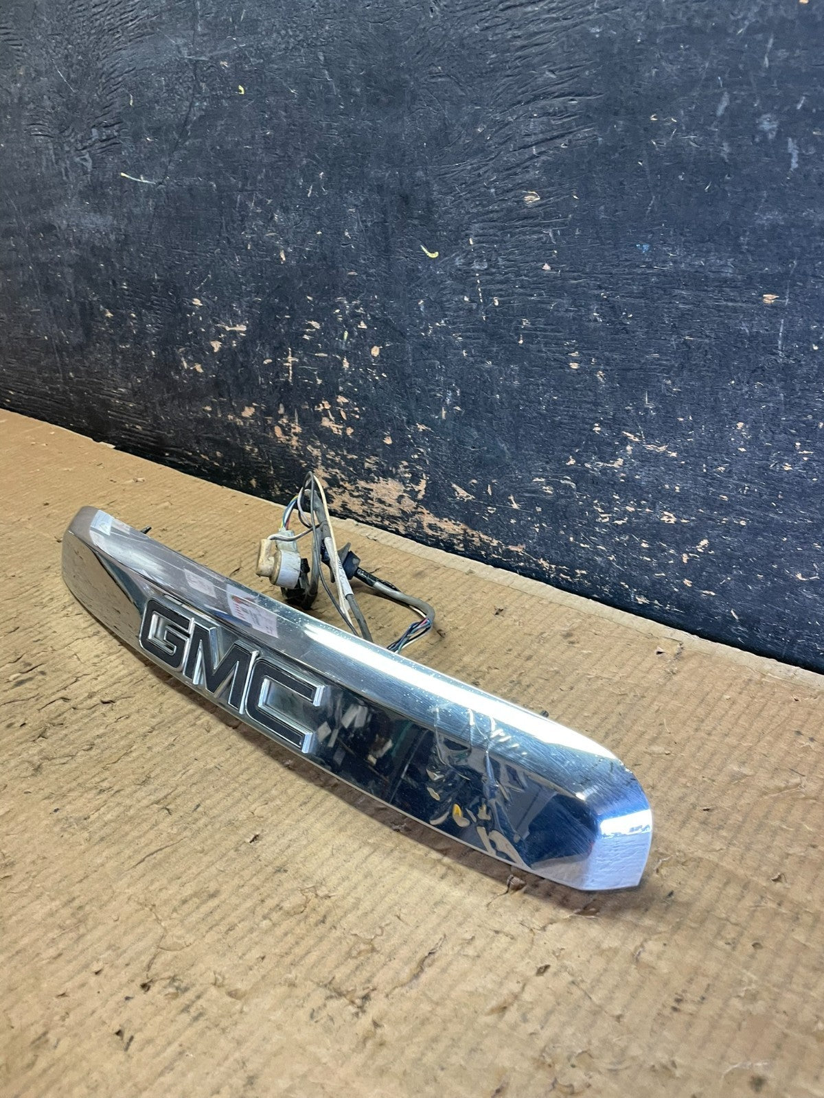 2007-2012 GMC Acadia Chrome Tailgate Rear Finish Molding Back W/Camera Y6377 DG1