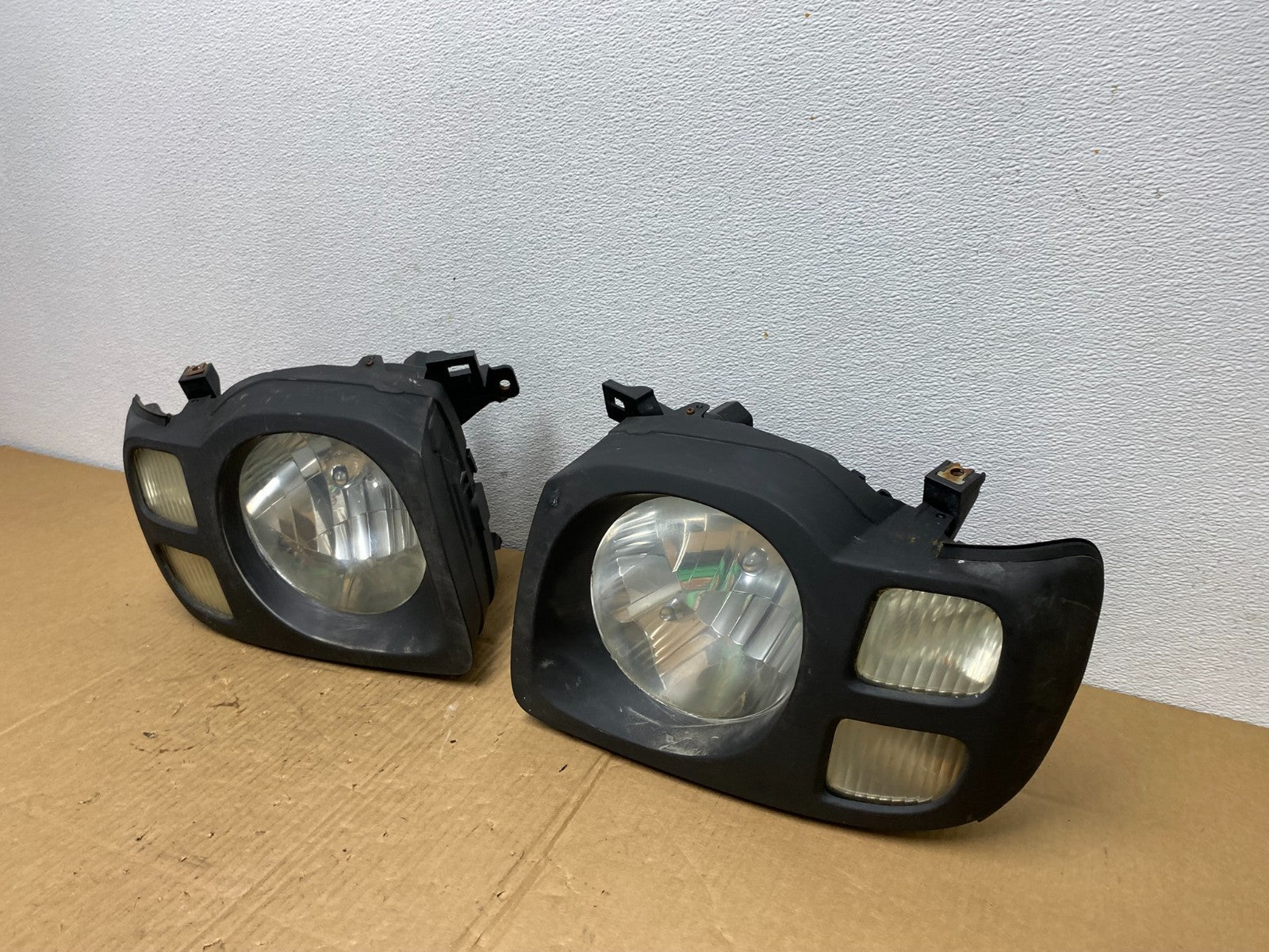 2002 2003 2004 Nissan Xterra Left+Right Side Headlights AC7618 DW1