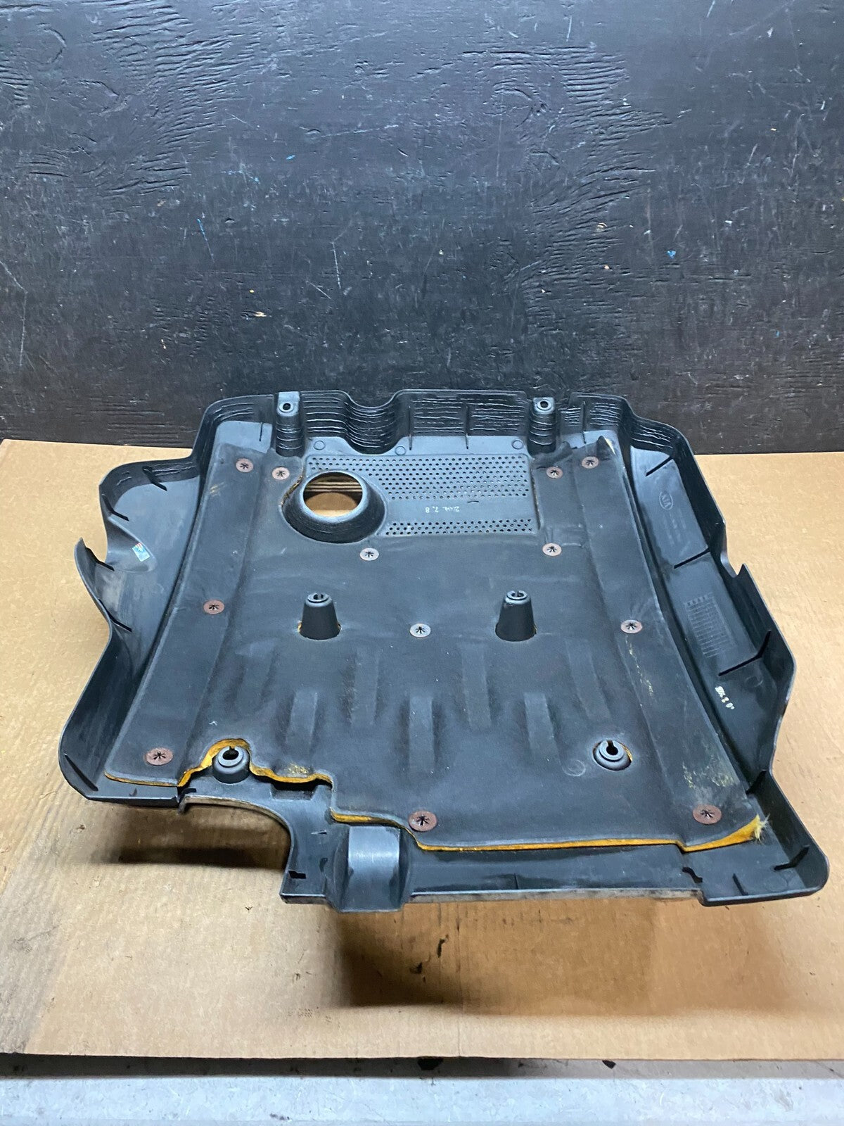 2002 to 2005 Kia Sedona V6 3.5L Engine Motor Cover H4714 DG14