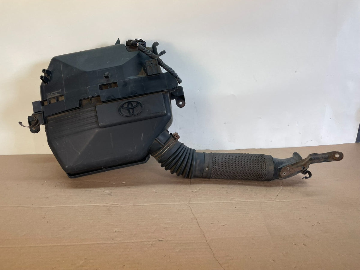2004 to 2005 Toyota RAV4 Air Intake Cleaner Filter Box AG9936 DW0