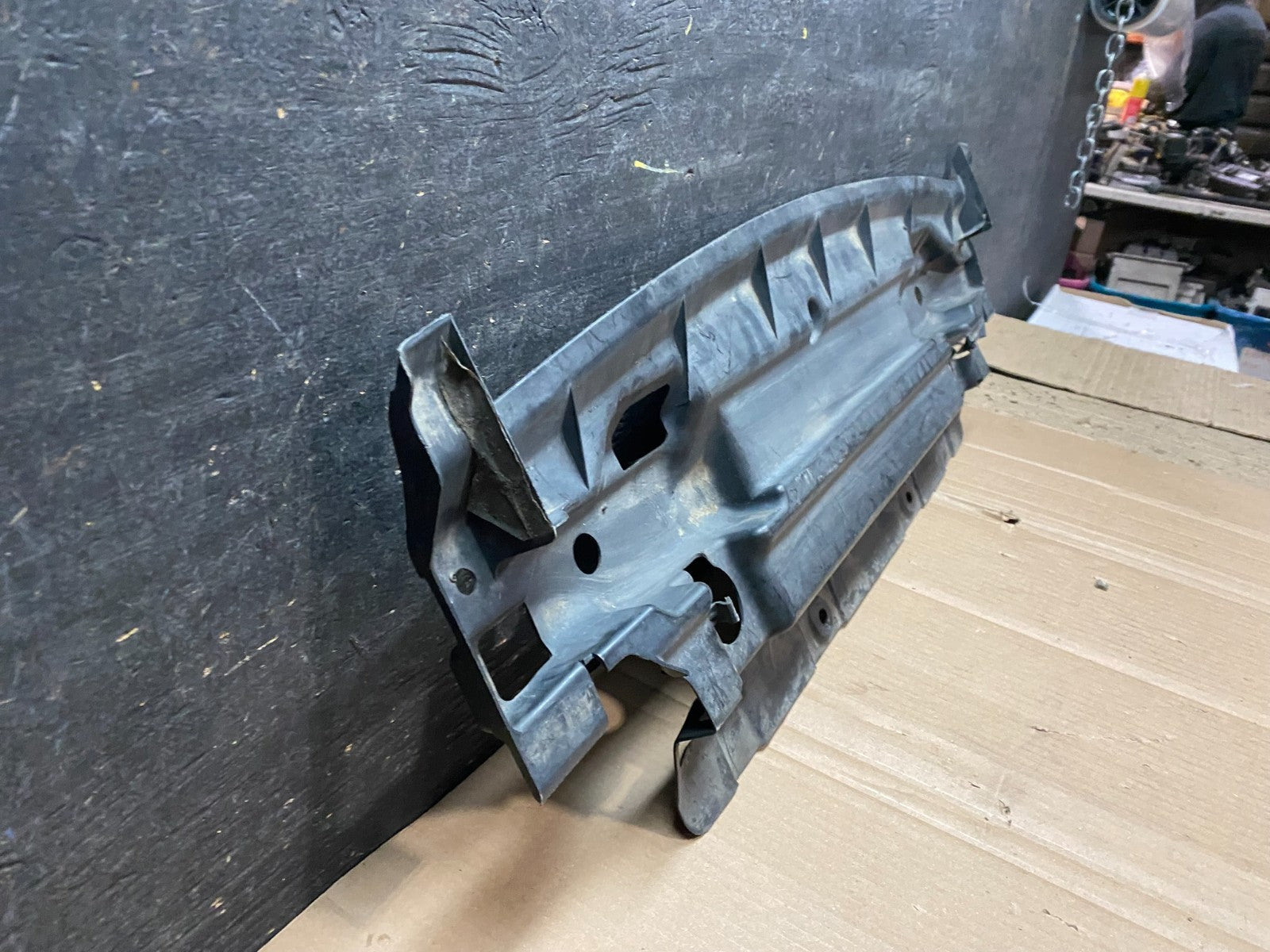 2006 - 2007 Subaru Tribeca Lower Center Engine Cover Trim Oem W4687 DG2