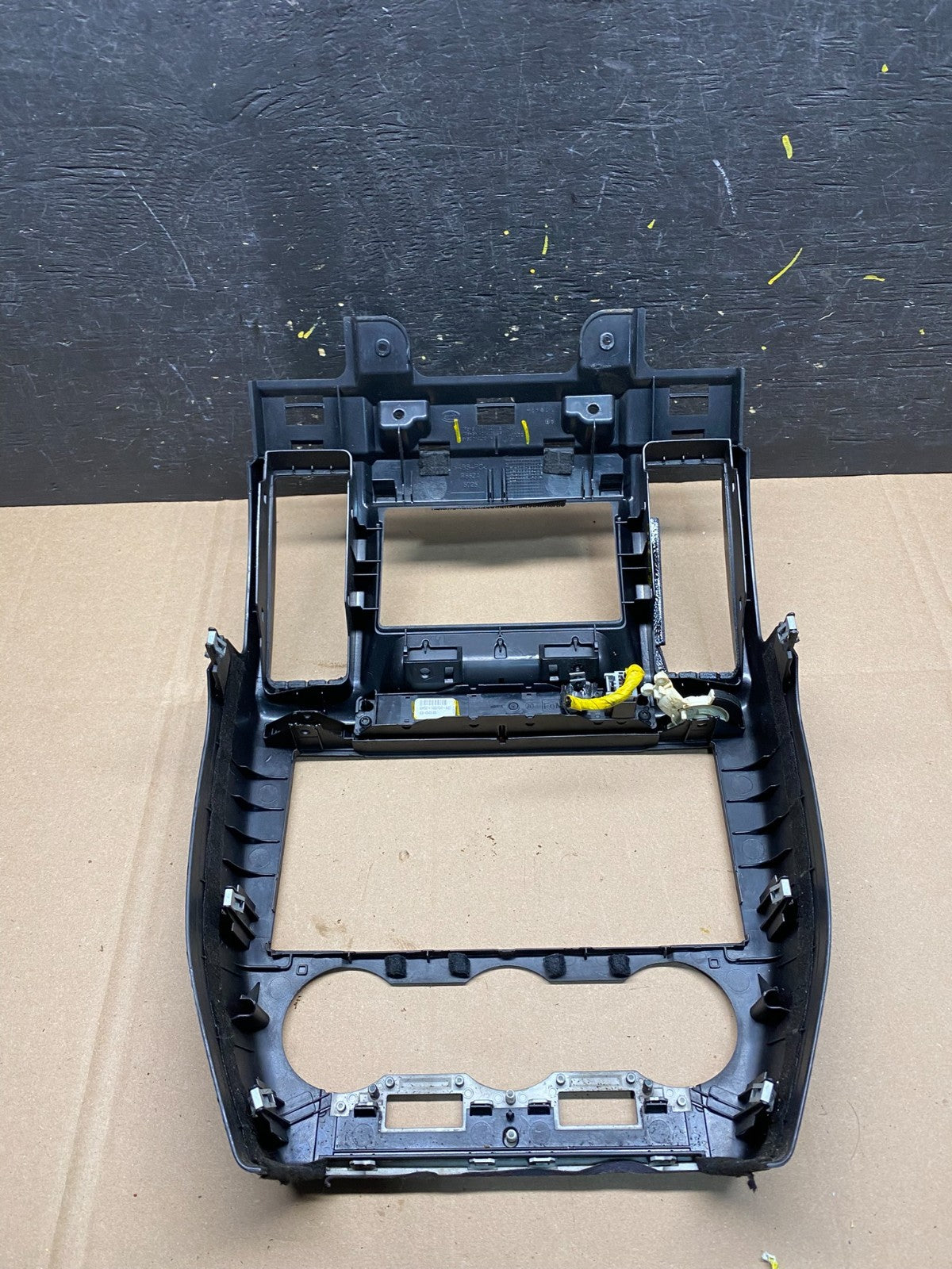 2008 - 2012 Land Rover LR2 OEM Center Radio Climate Dash Air Vent Bezel R8714 DG3