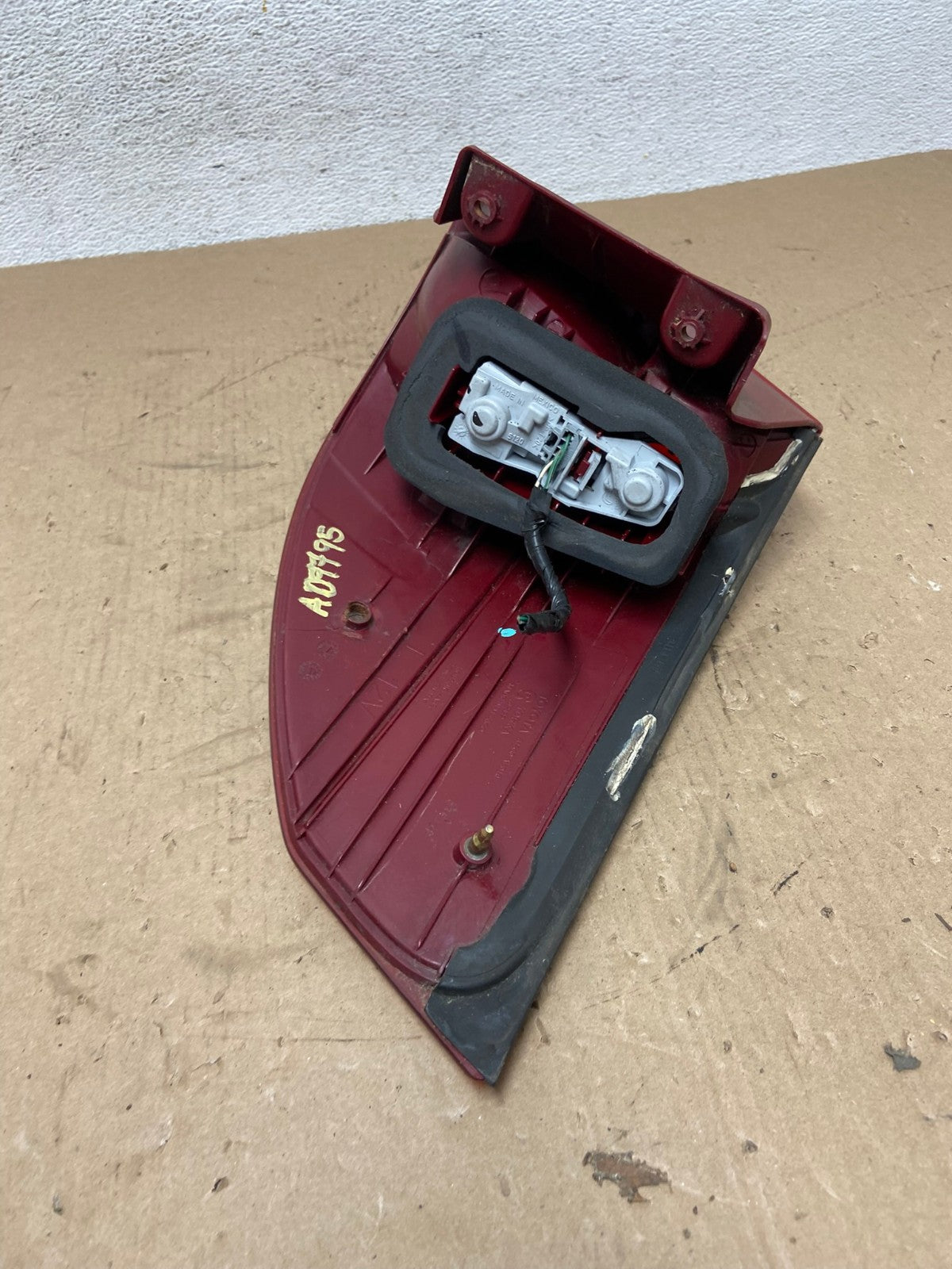 2004 to 2005 Toyota Sienna Left Driver LH Side Tail Light AD7795 LK5