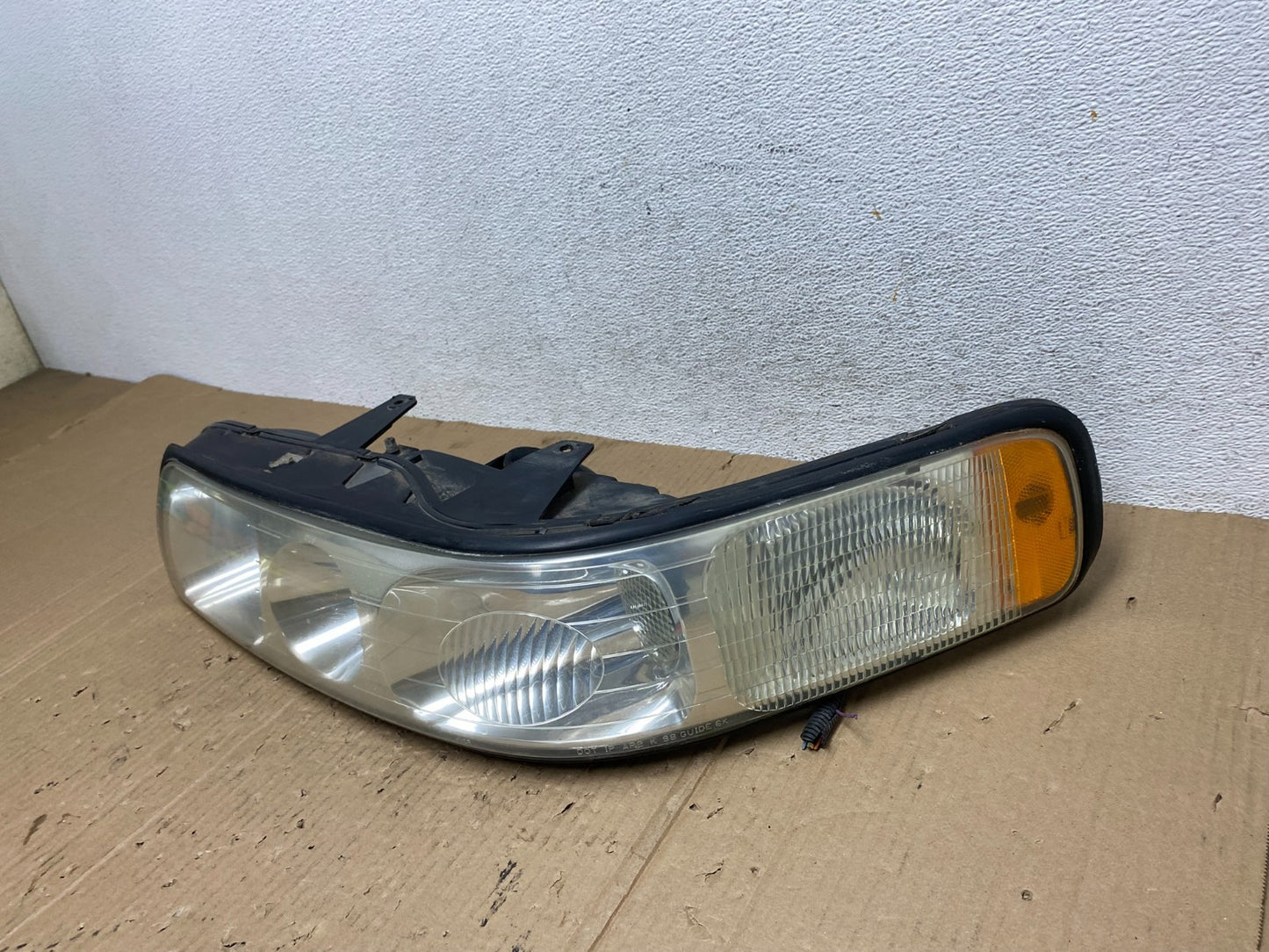 1998 to 2004 Cadillac Seville Left Driver LH Side Headlight AE9047 DW1