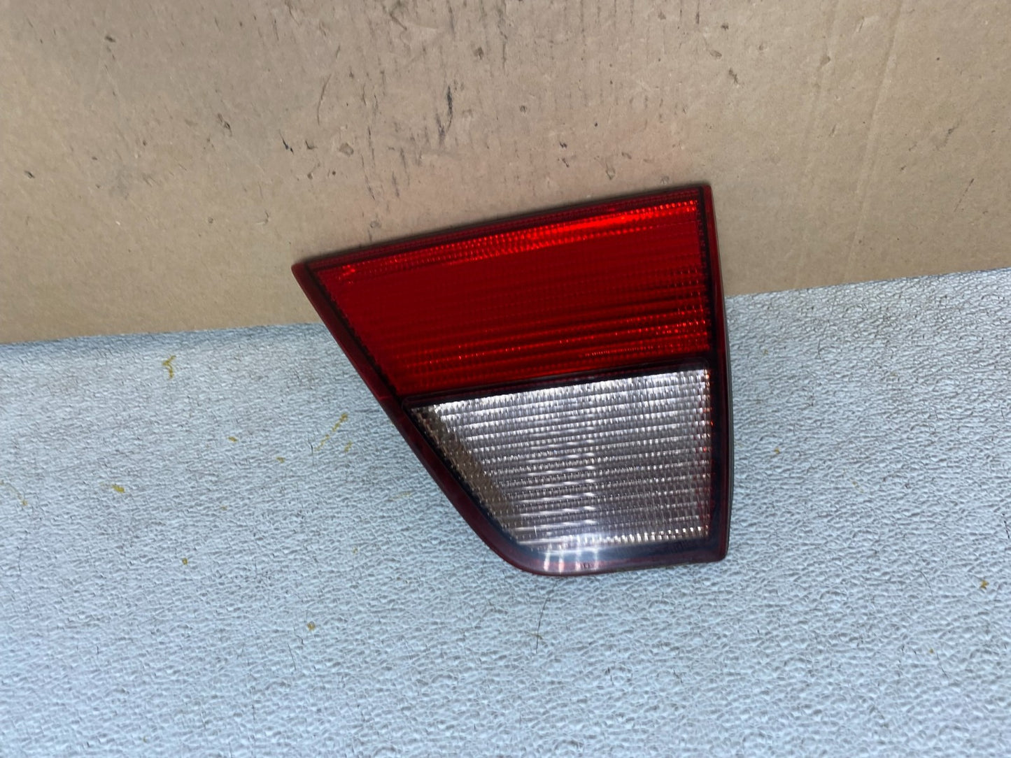2010-2011 Mitsubishi Endeavor Right Passenger Rh Inner Tail Light P9639 DW0