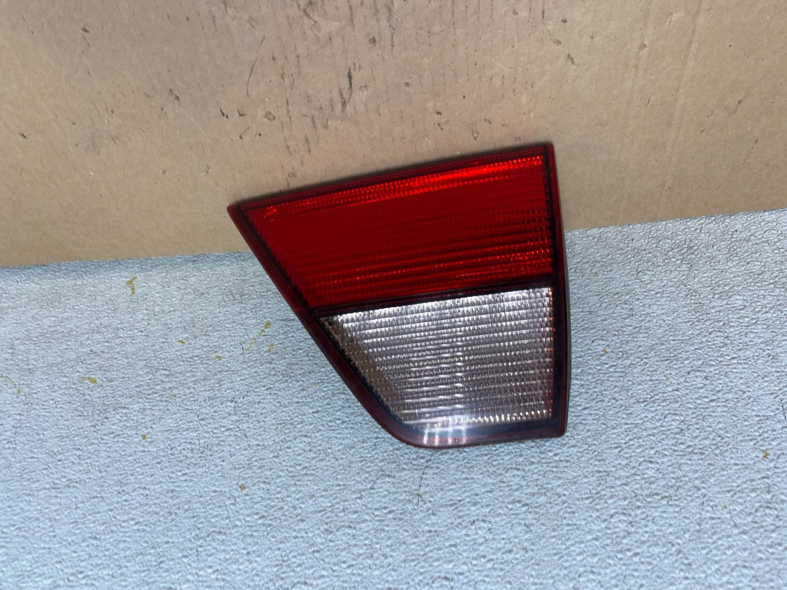 2010-2011 Mitsubishi Endeavor Right Passenger Rh Inner Tail Light P9639 DW0
